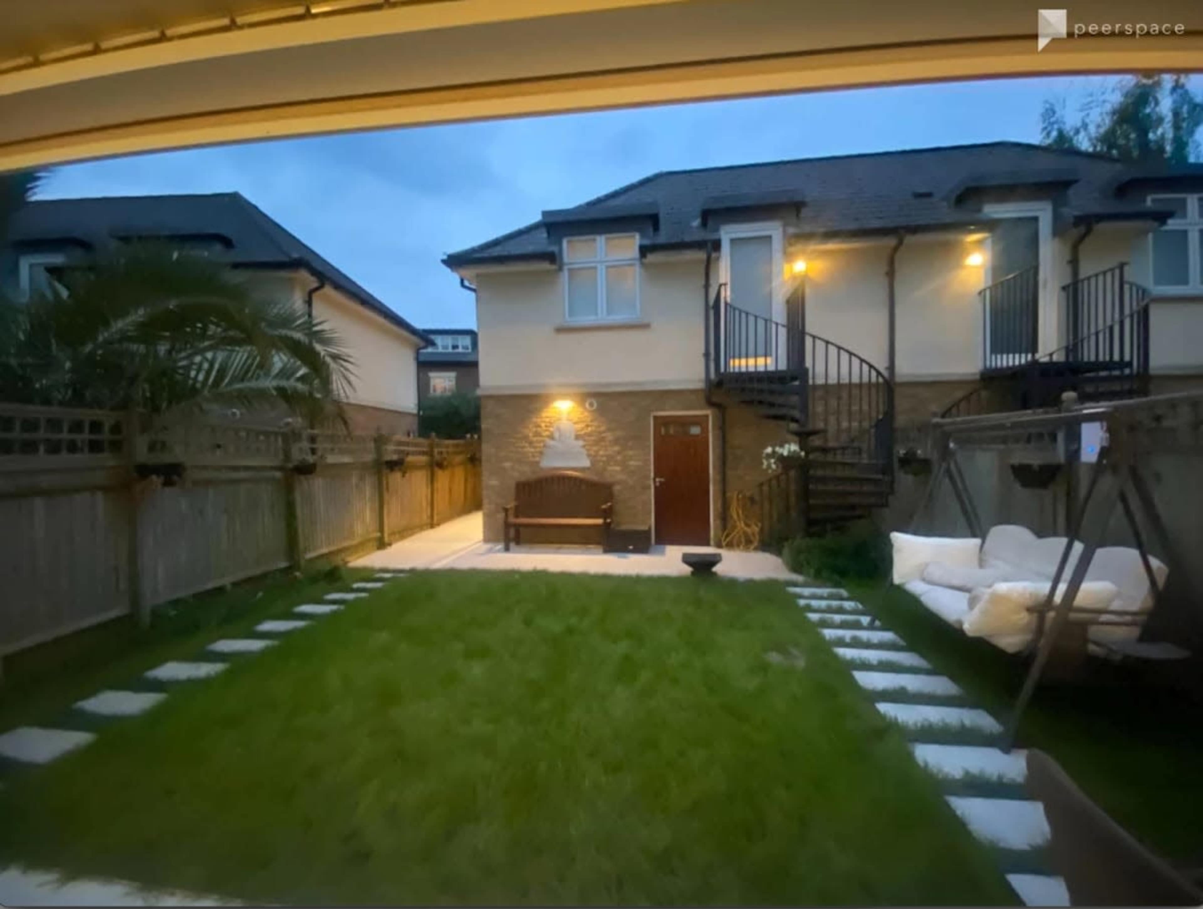 Beautiful townhouse-with fountains, bridges, ponds and green gardens outside Image in Kew, Richmond, 