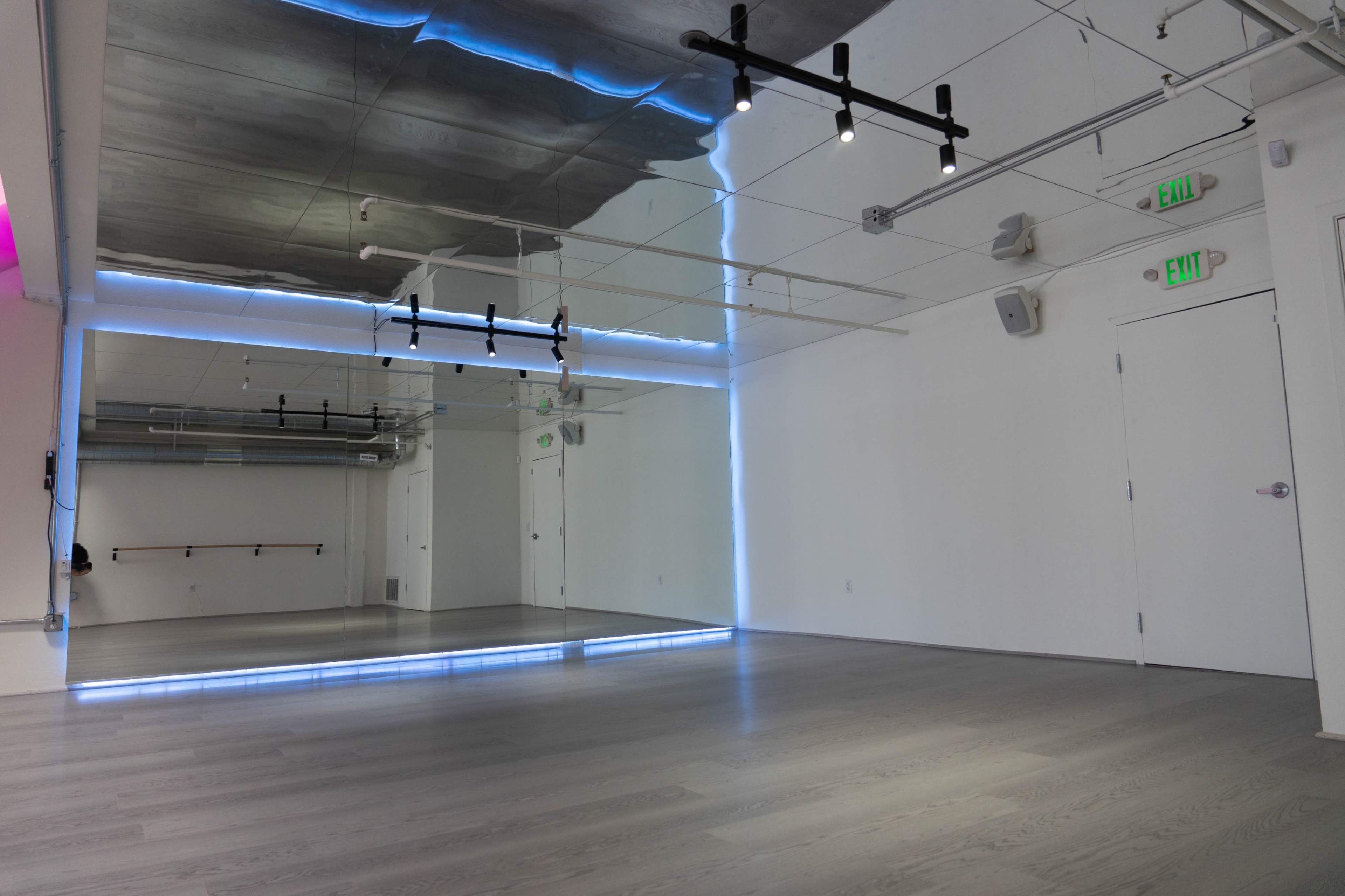 Spacious Urban Dance Studio with 18-Foot Poles & Mirrored Ceiling Image in East Peralta, Oakland, CA