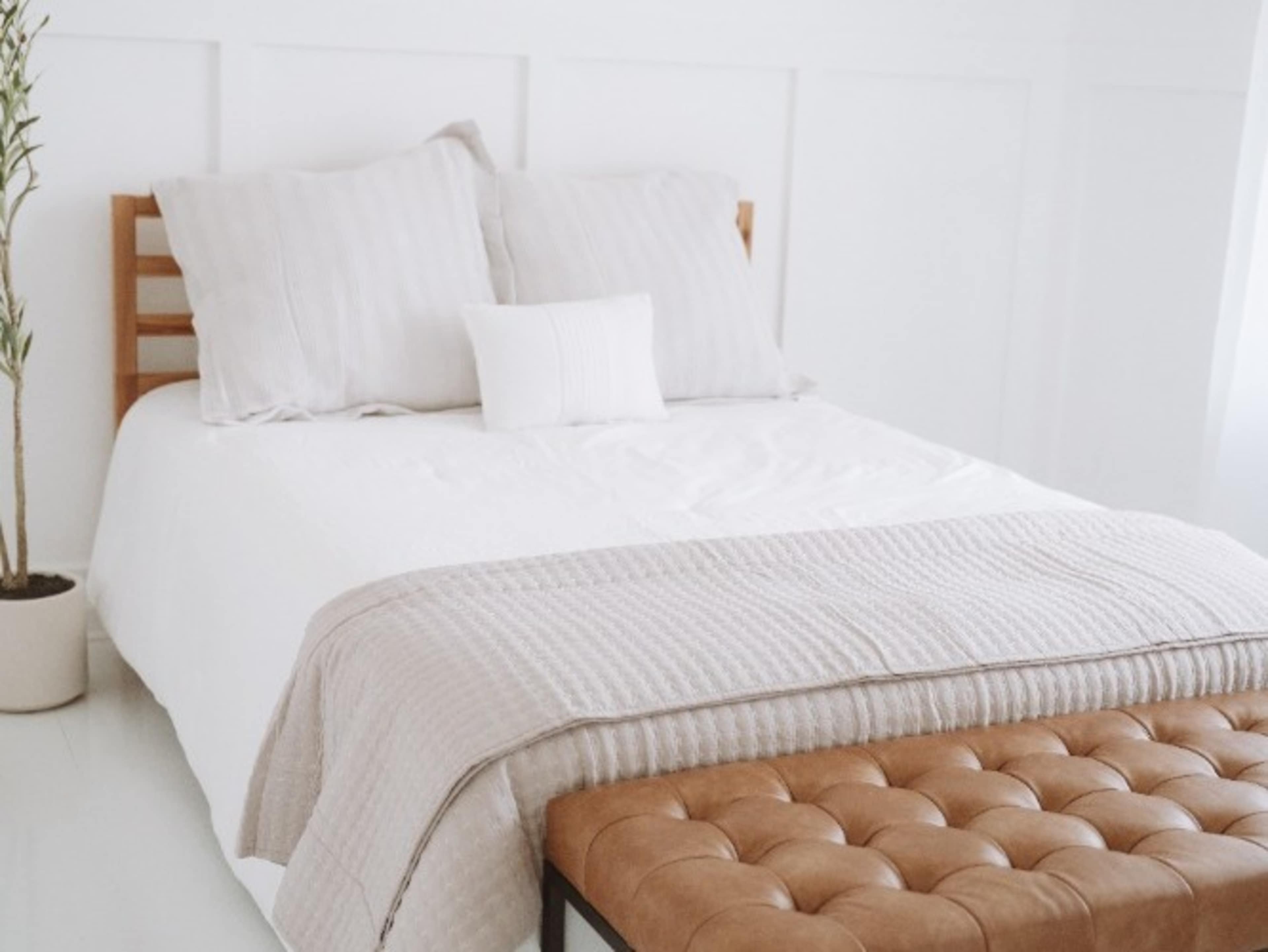 Bed + headboard