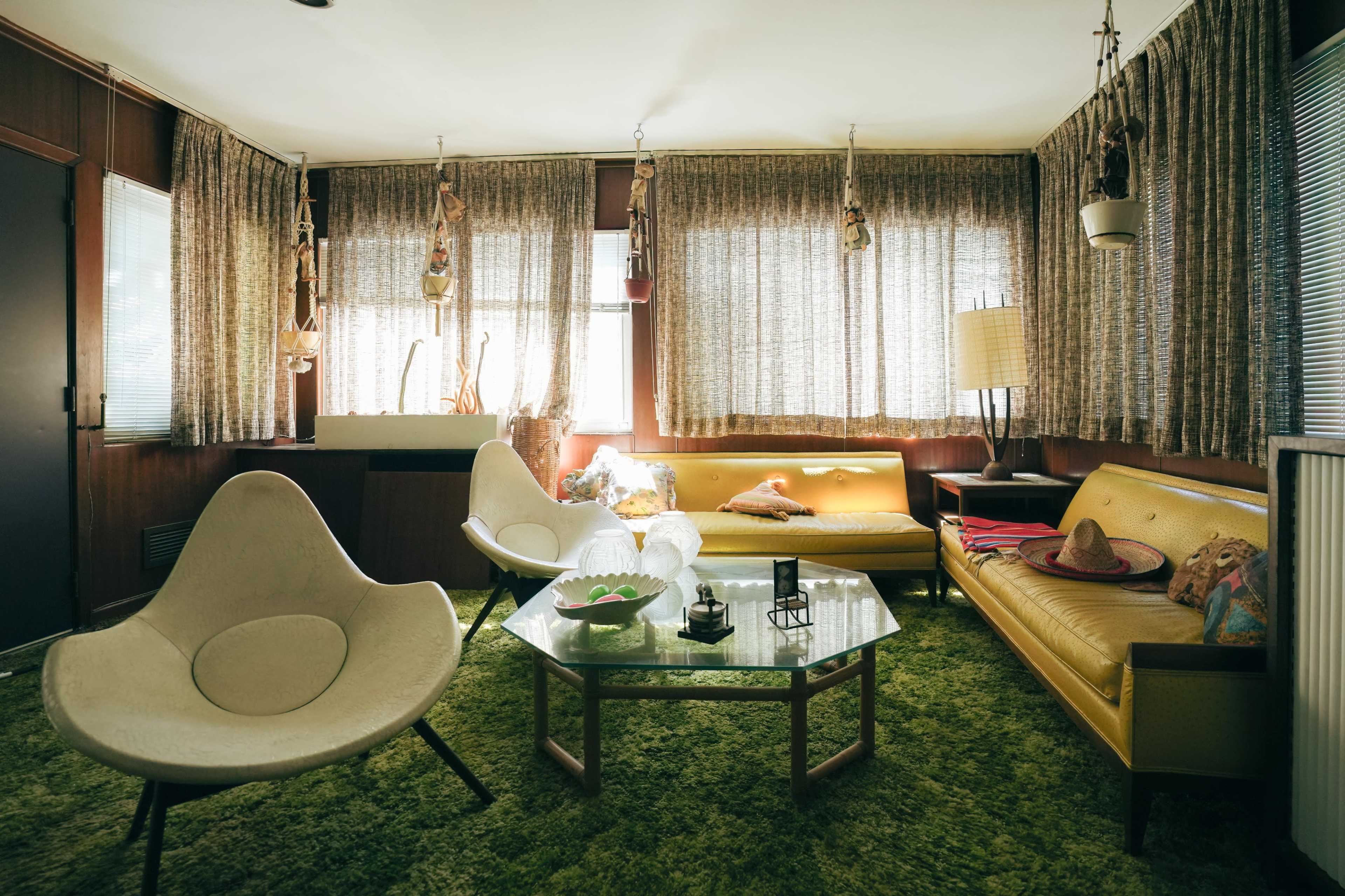 Vintage Furnished Retro House with Natural Light and Carpets Image in Fresh Meadows, Jamaica, NY