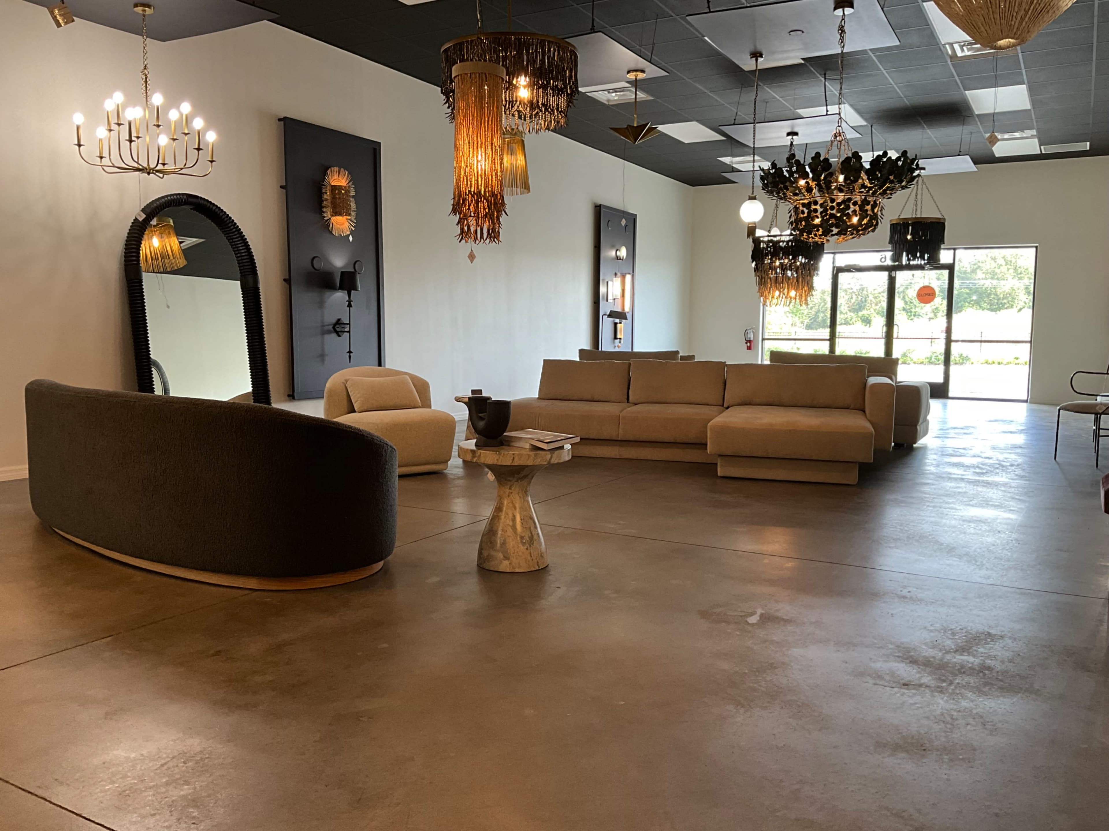 Showroom Ideal Setting for Hosting an Event, Party or Photoshoot Image in St. Cloud, st. Cloud, FL