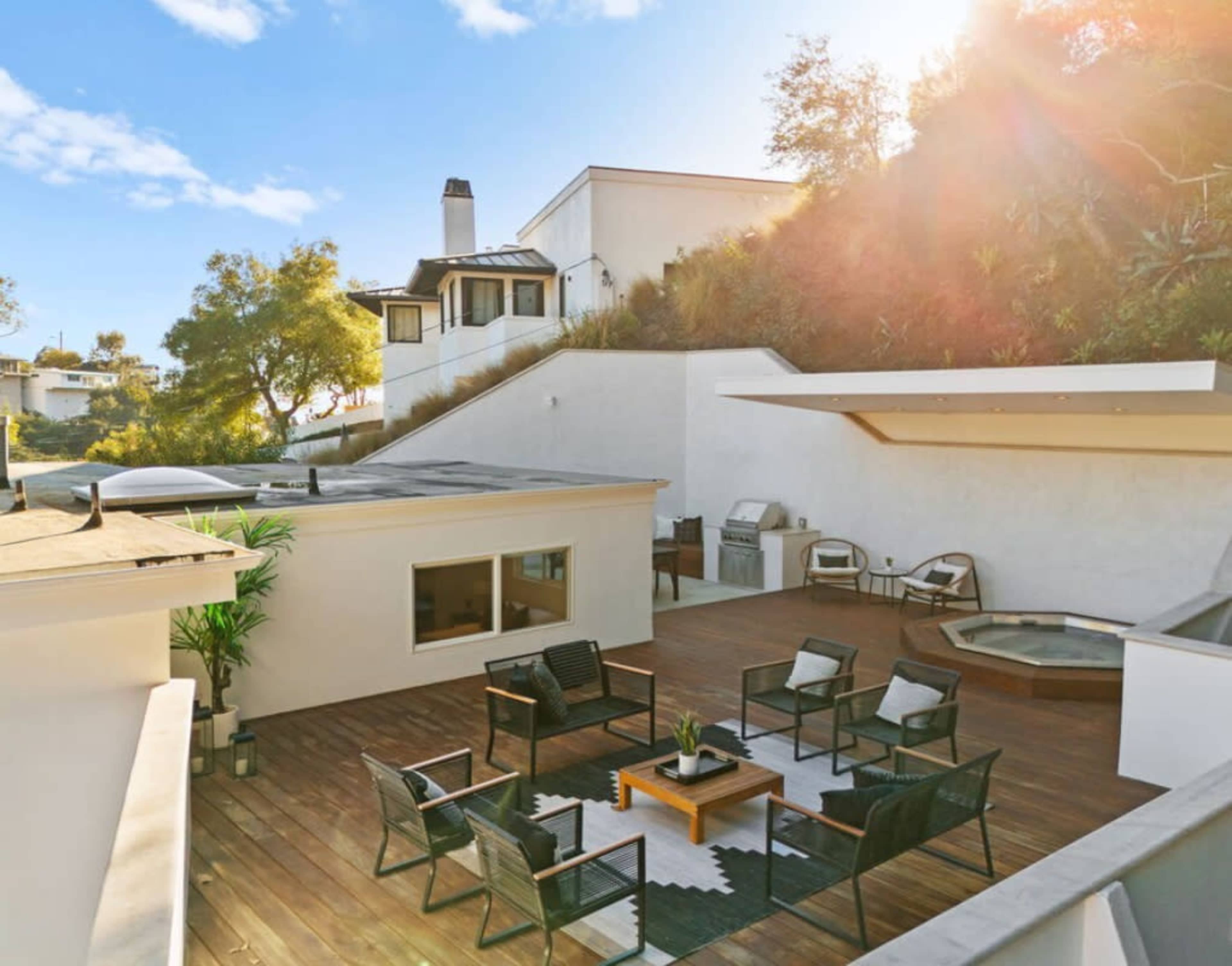 MID-CENTURY TREEHOUSE WITH LUXE NATURAL LIGHT Image in Central LA, Los Angeles, CA