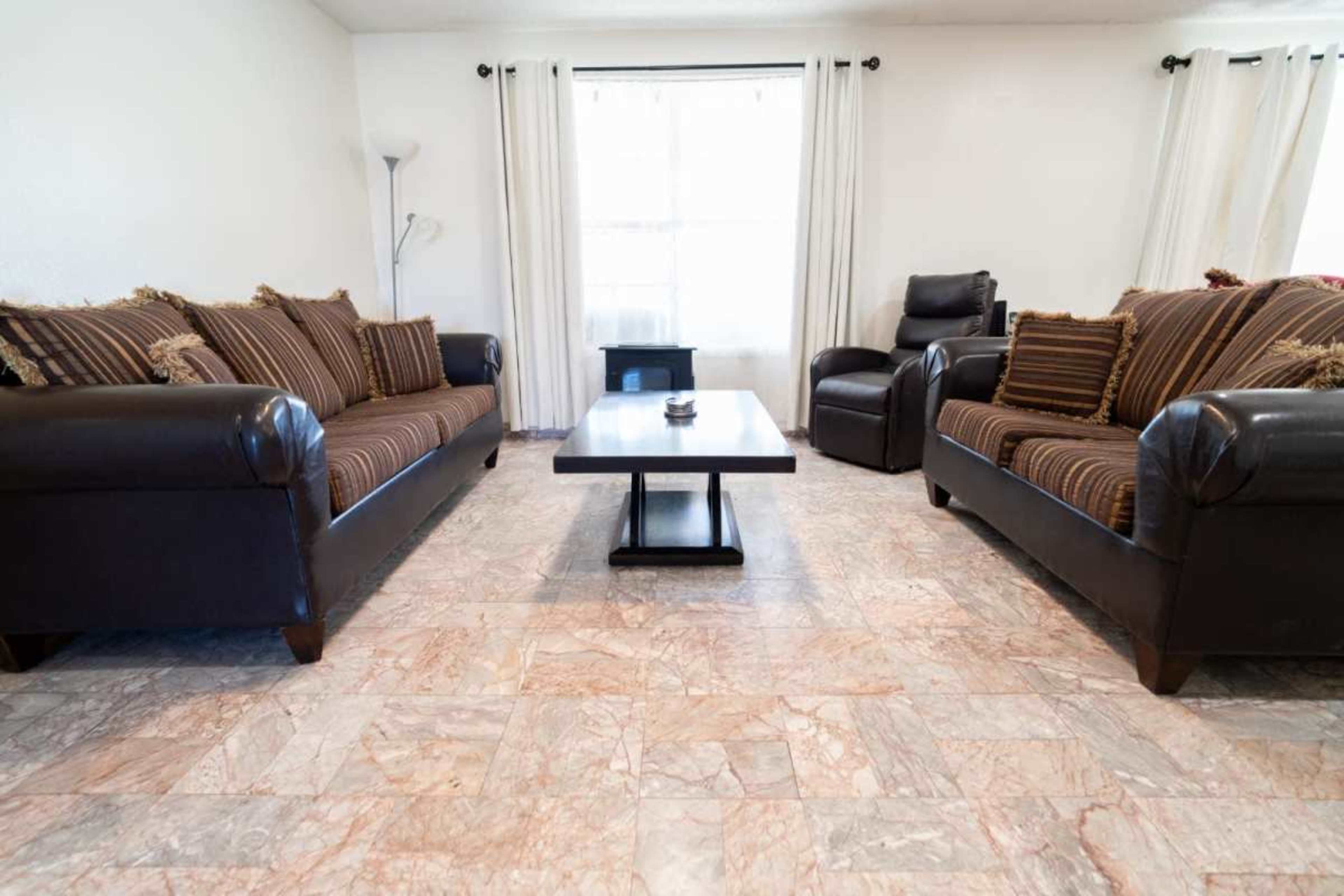 Casa de Ensueño con Amplio Patio para Eventos Image in Colonia del Valle, El Paso, TX