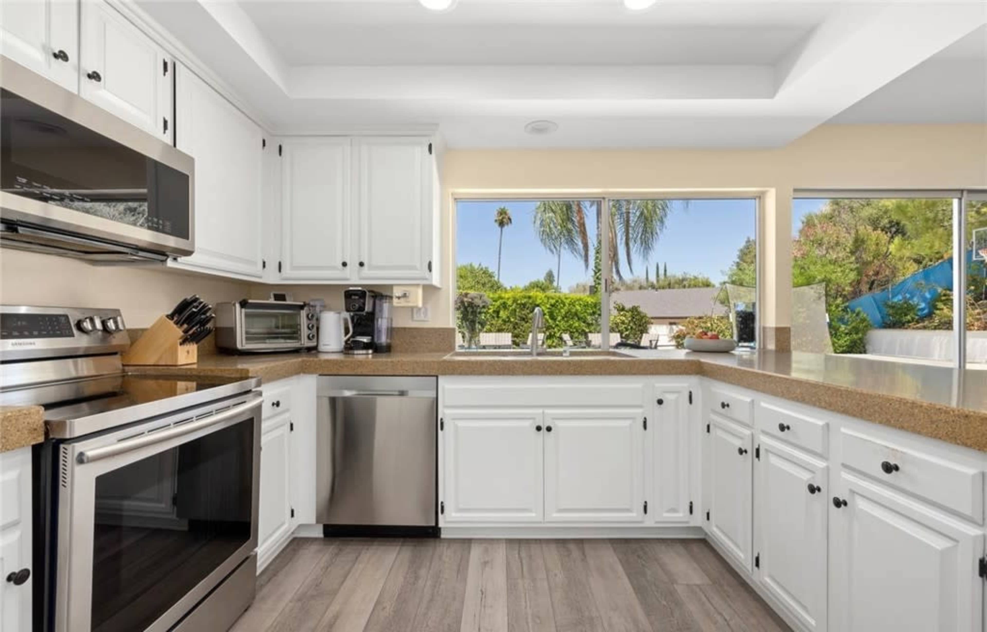 Contemporary Style Home with Sunset Views Image in Greater Mulwood, calabasas, CA