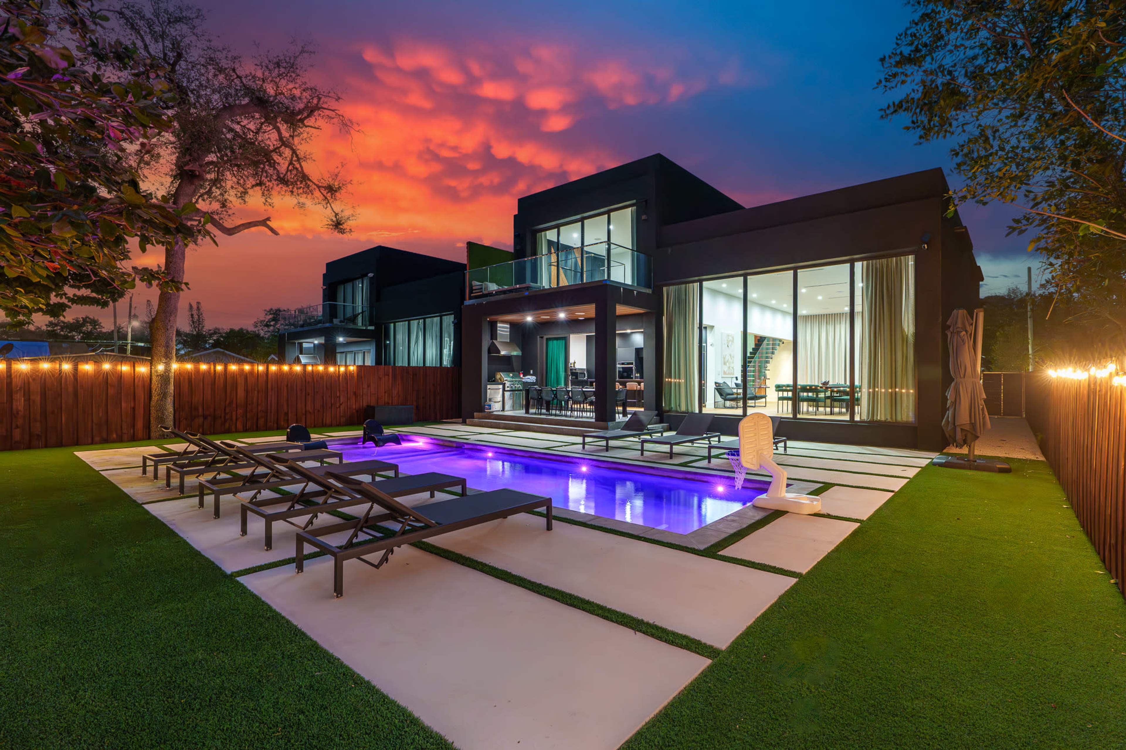 6-Bedroom Bliss: Miami's Hidden Gem Image in Miami, miami, FL