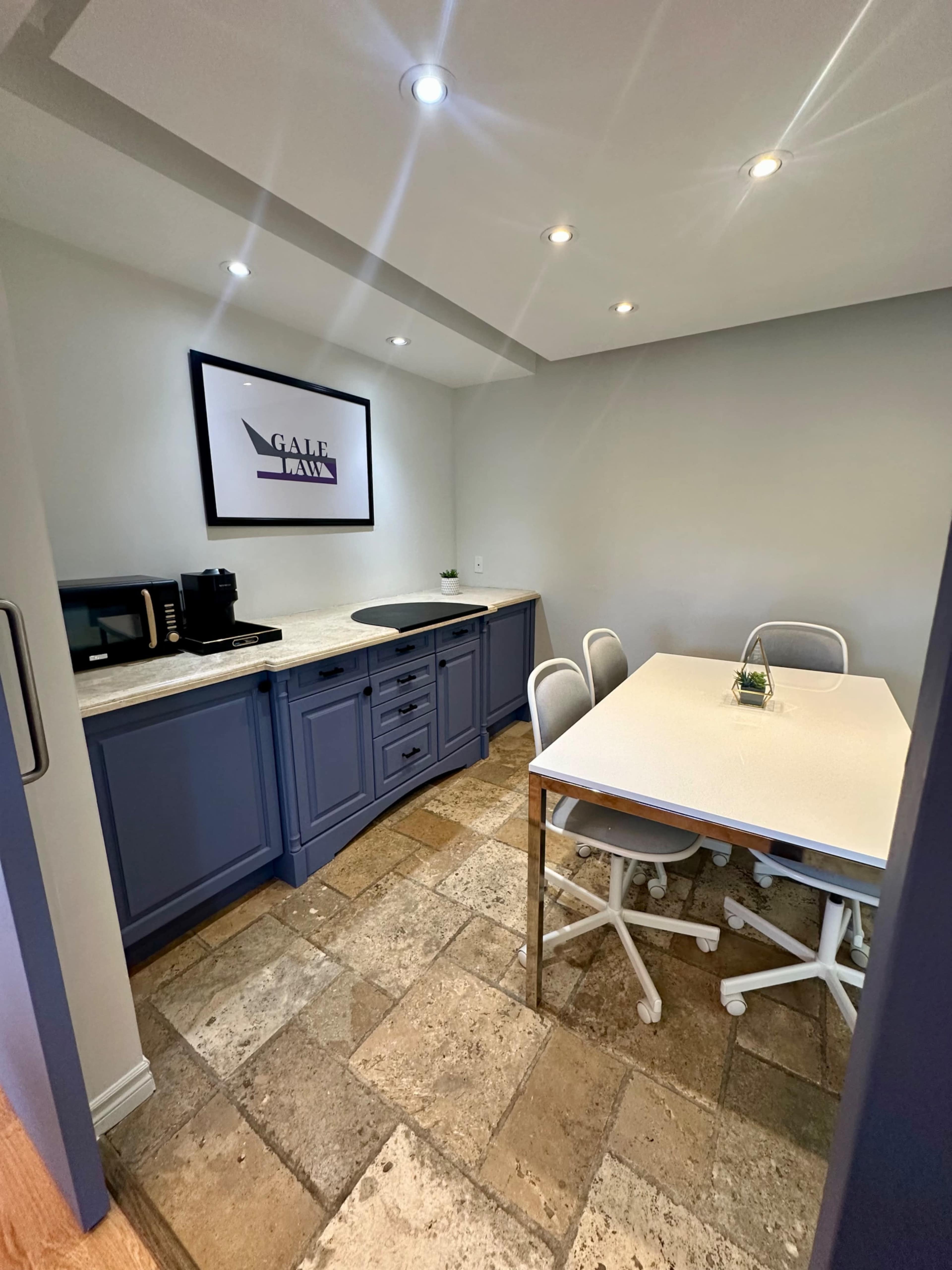 Urban midtown office space that can be used for meetings, making calls or filming Image in Englemount-Lawrence, Toronto, ON