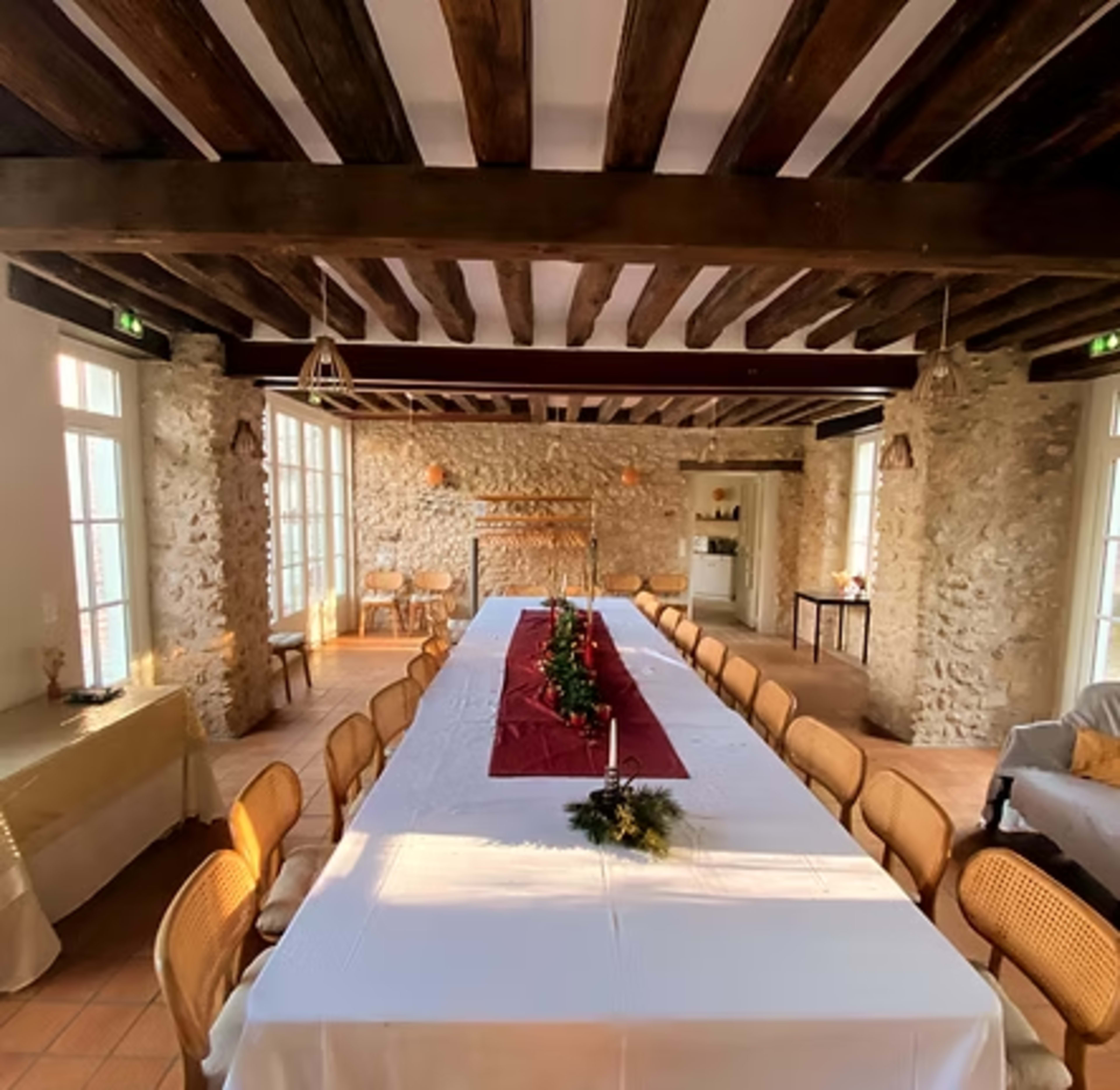 Salle de séminaire lumineuse avec vue sur jardin dans le centre-ville de Seine-Port Image in , Seine-Port
