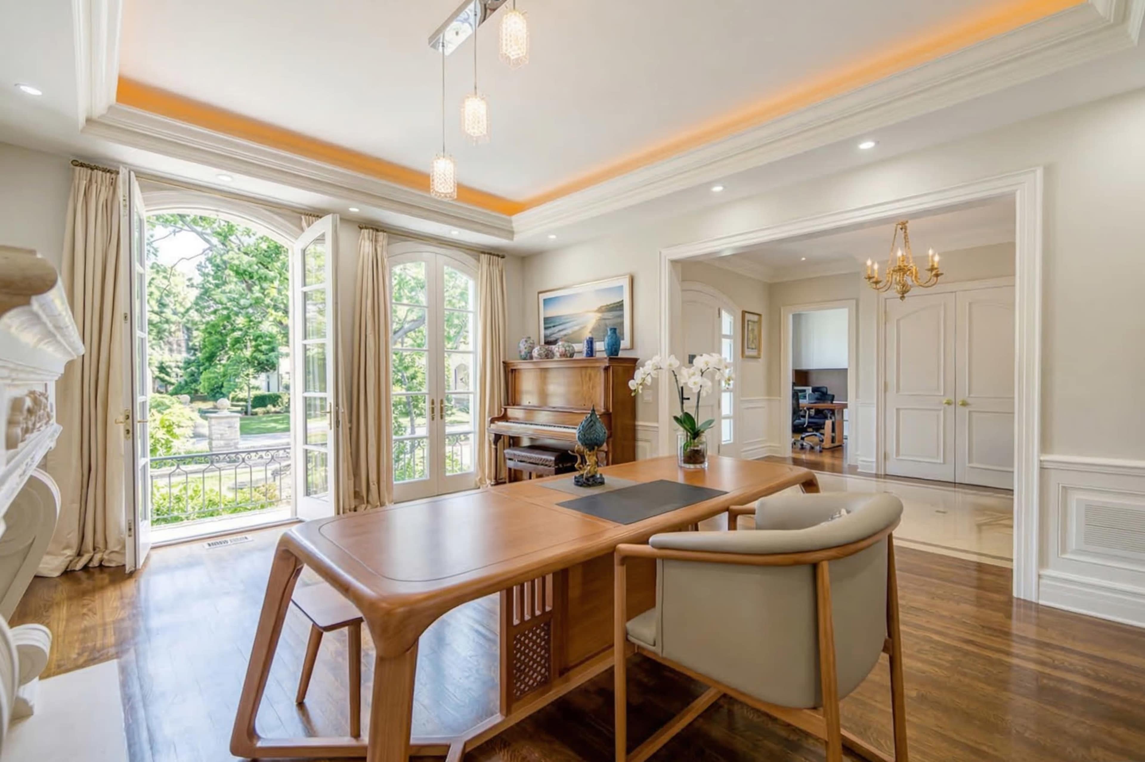 Business Class Villa Image in St. Andrews, NORTH YORK, ON