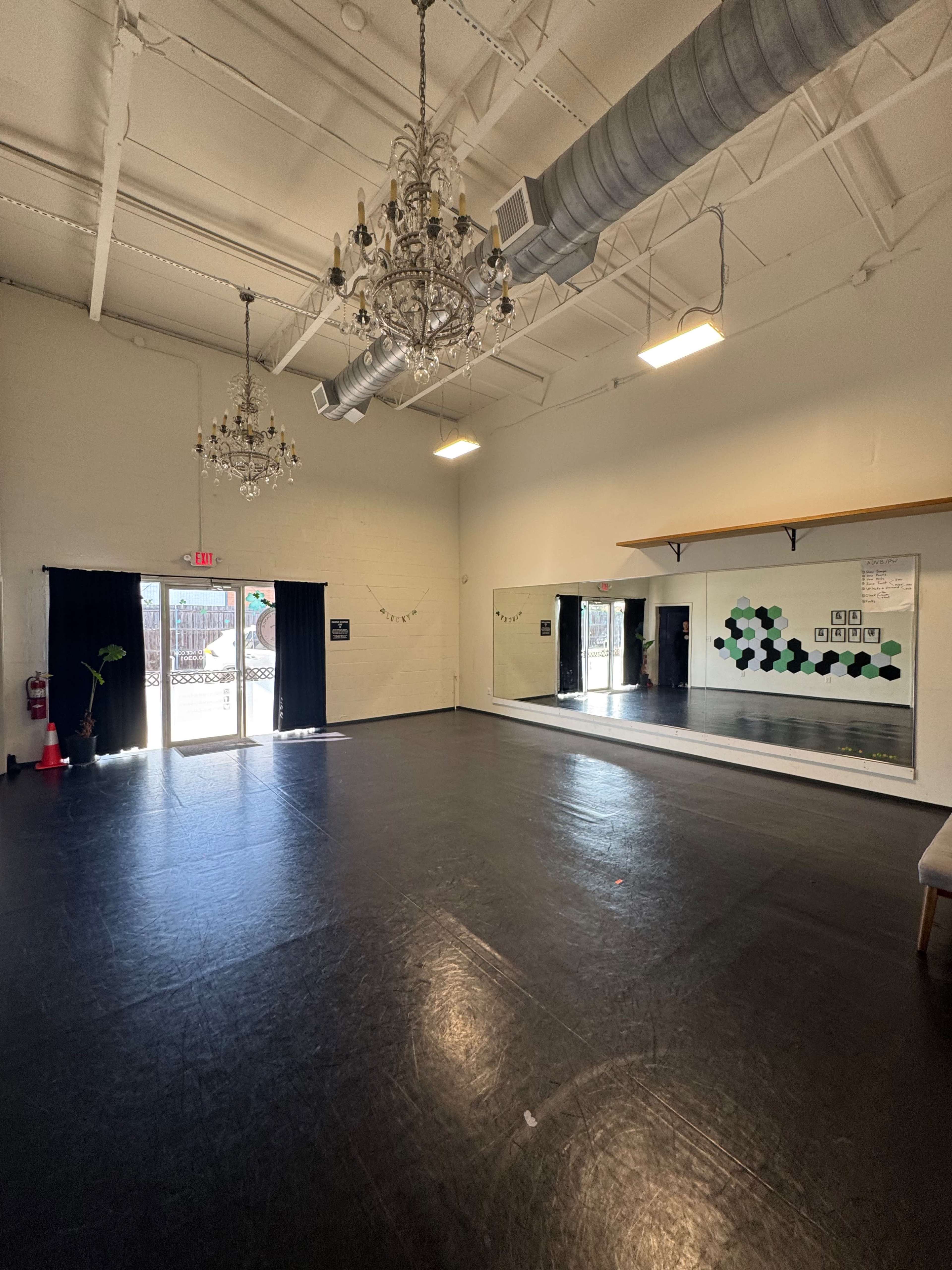 In-Town 4,000sqft fully renovated wearhouse space, high ceilings & Loading dock - LARGE STUDIO Image in Lindridge-Martin Manor, Atlanta, GA