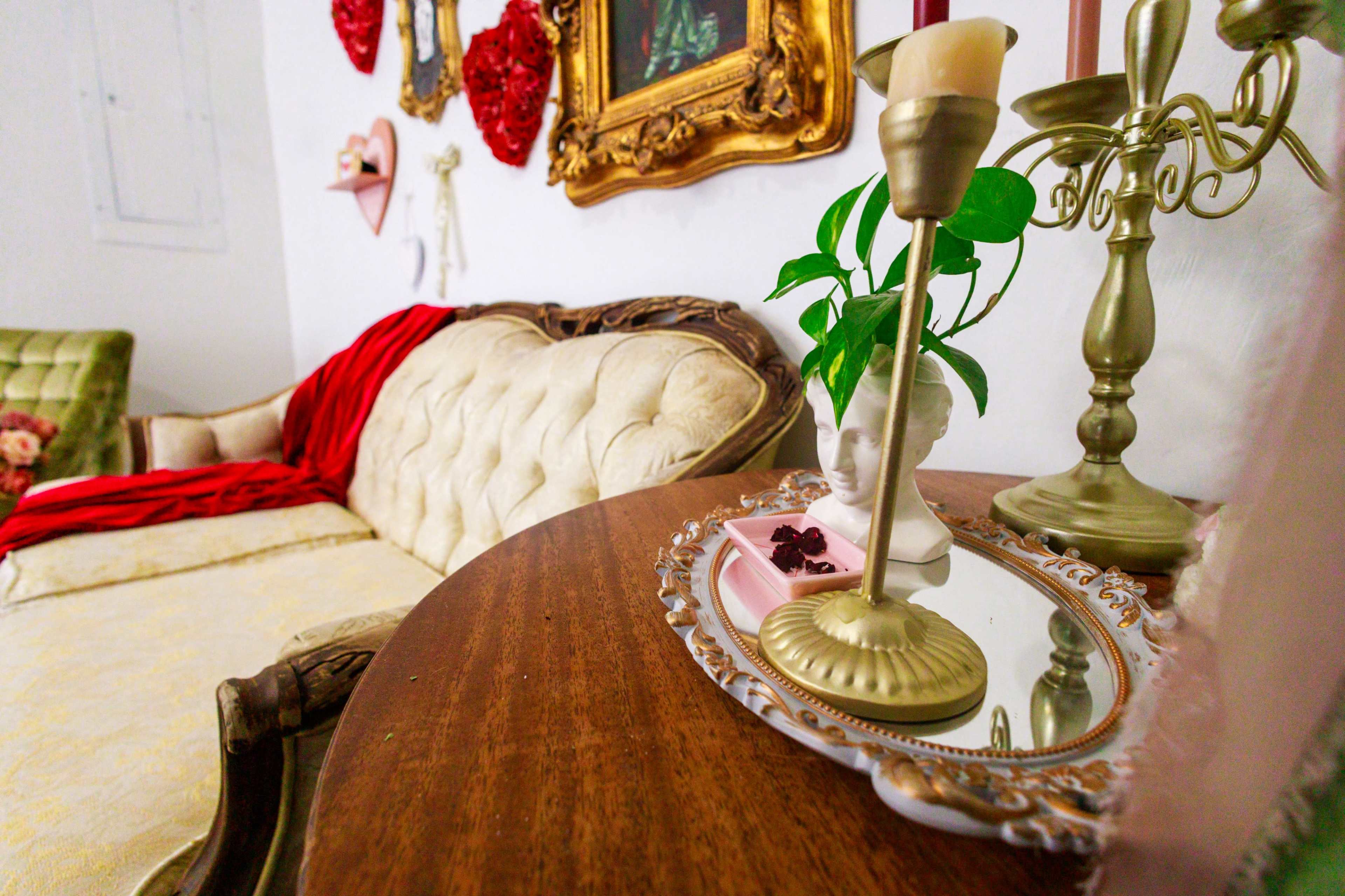 Vintage studio with bay window for natural light Image in Old Stine, Bakersfield, CA