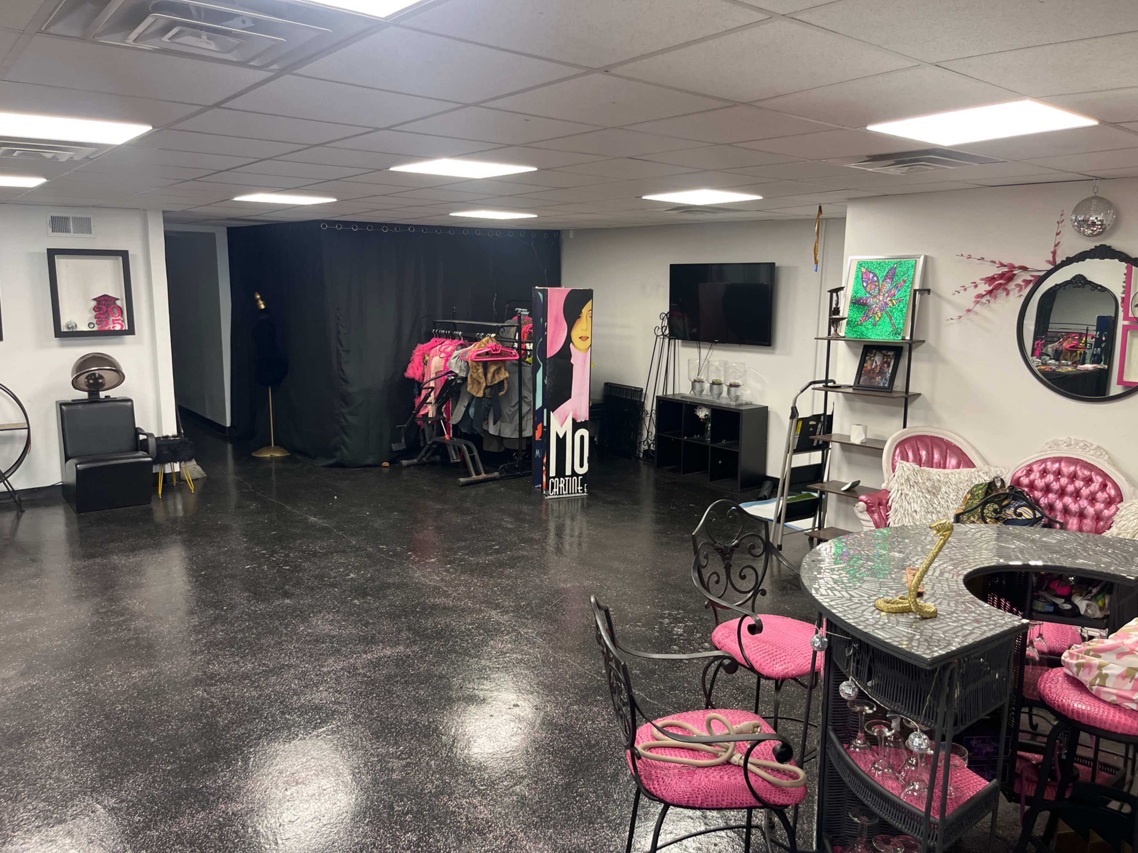 The Pink Palette: Girlfriends’ Paint Night Venue Image in Ashburn, Chicago, IL
