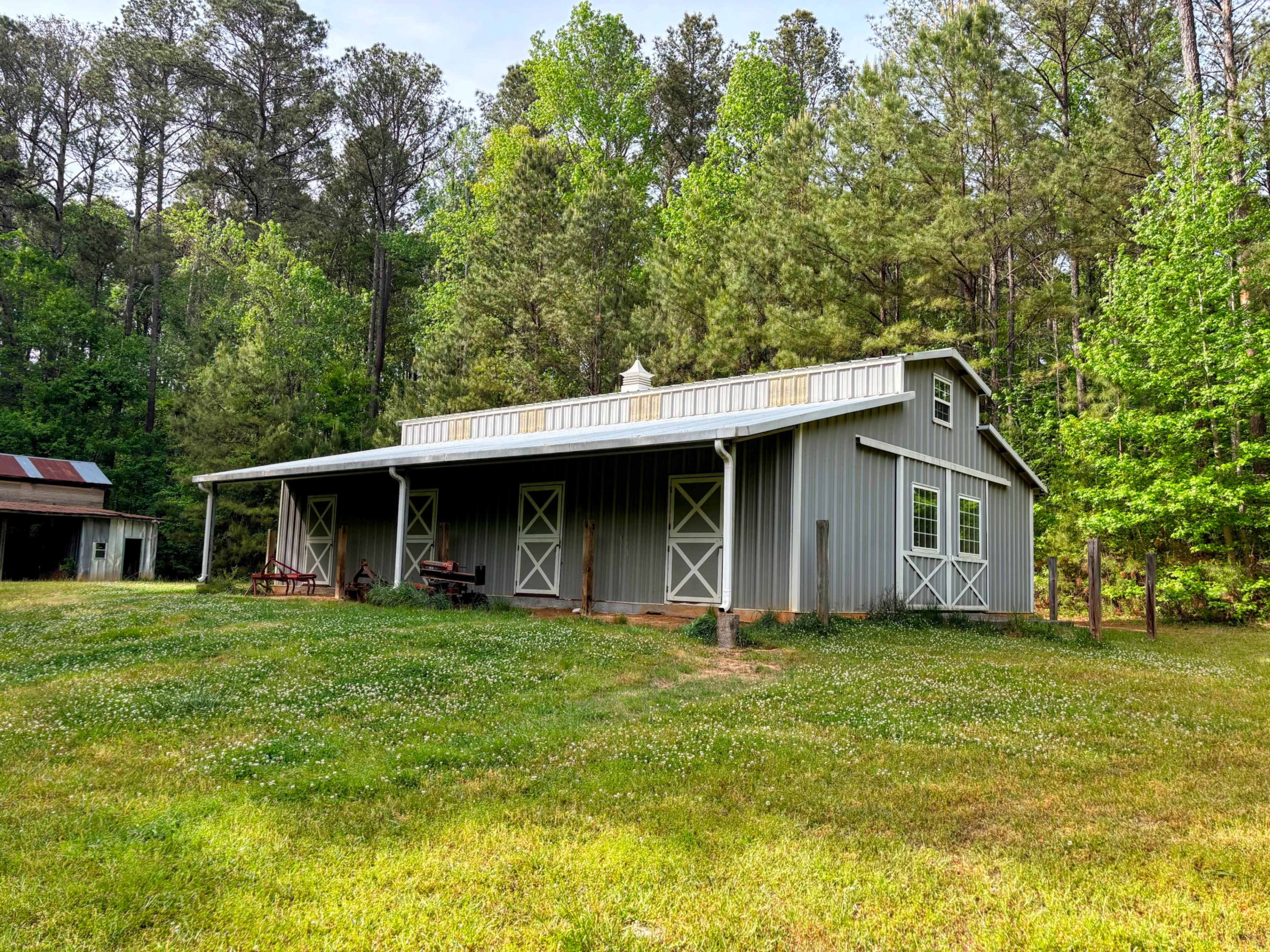 Private Large Field w/ Barn Surrounded by Trees for Photoshoot & Events Image in , snellville, GA
