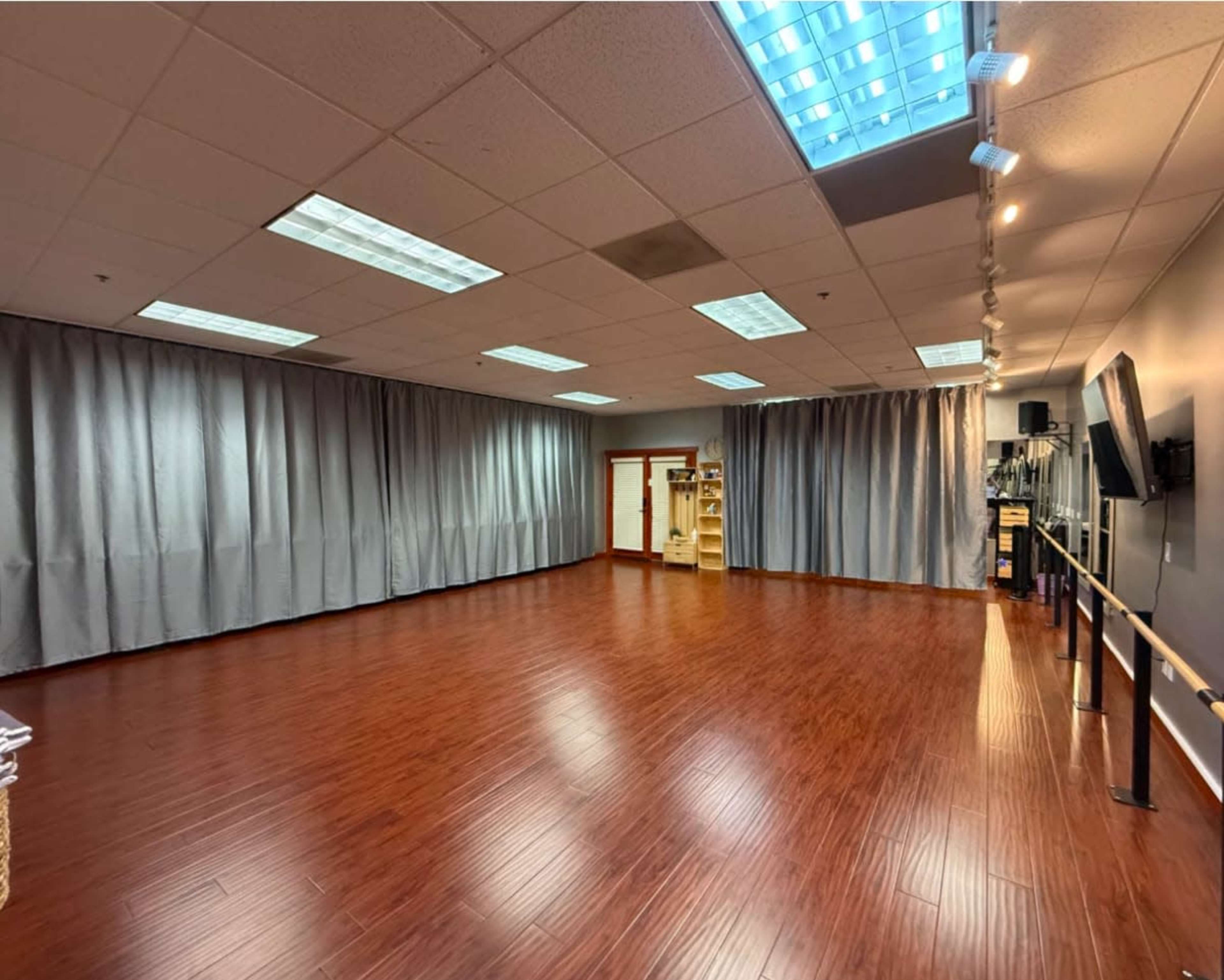 Well Equipped Space in Tustin – Ideal for Fitness, Barre, Classes, Workshops, and Gatherings Image in Tustin, Tustin, CA