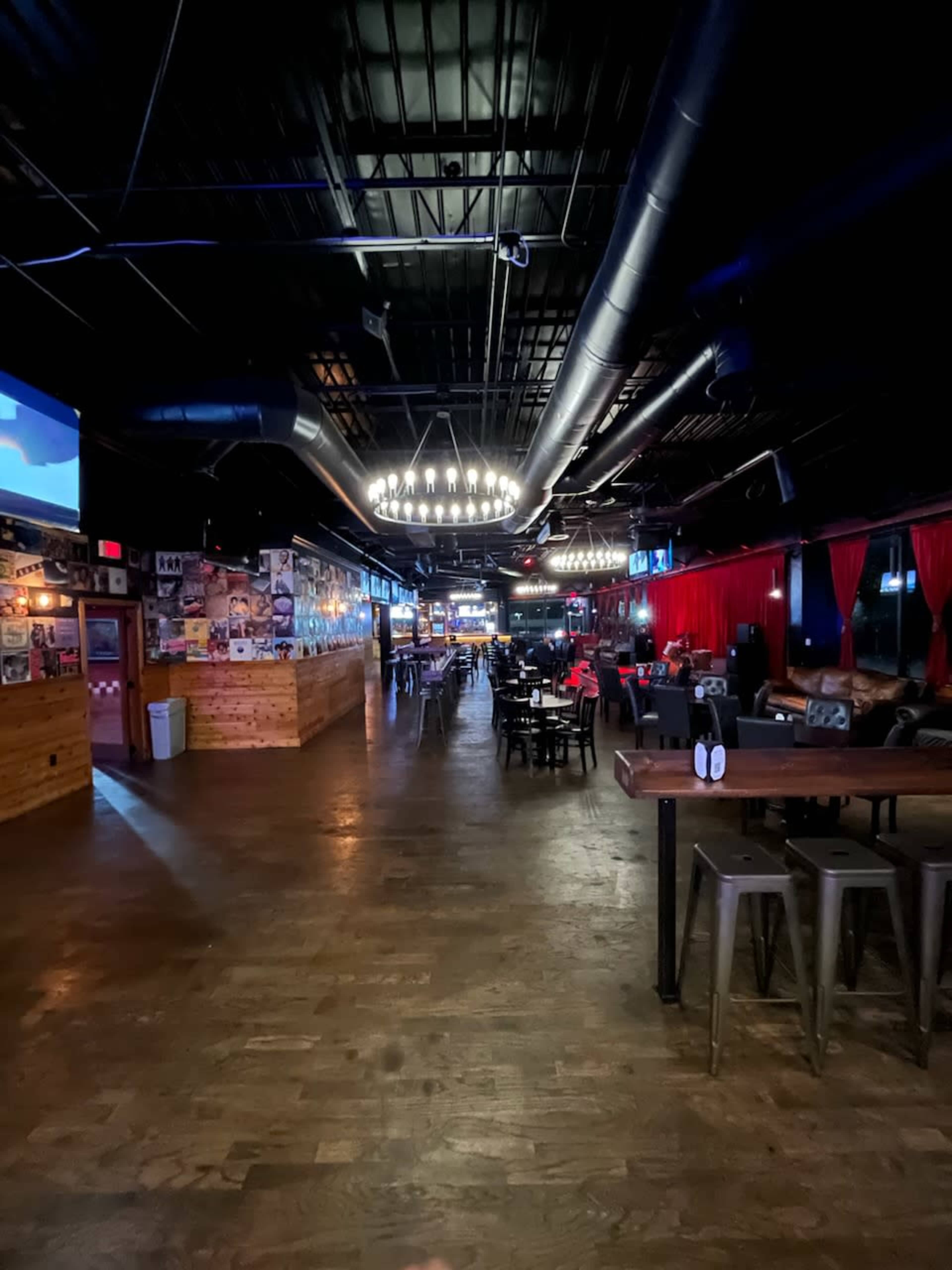 Trendy Speakeasy-Style Music Venue with Craft Bar & Stage Image in Addison, Dallas, TX