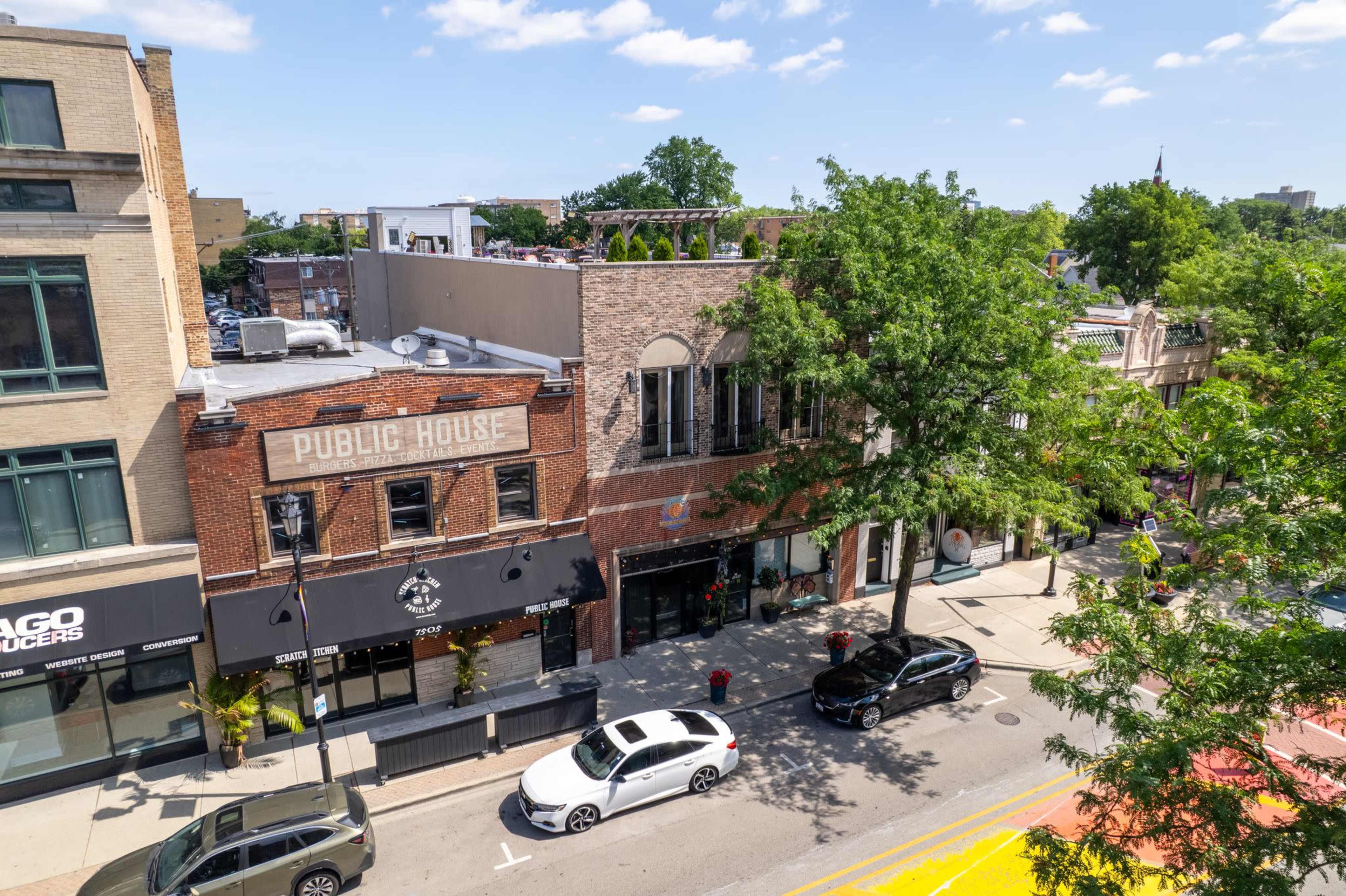 Gorgeous Open Floor Penthouse w/ French Doors & 2 Bedrooms Image in Proviso Township, Forest Park, IL
