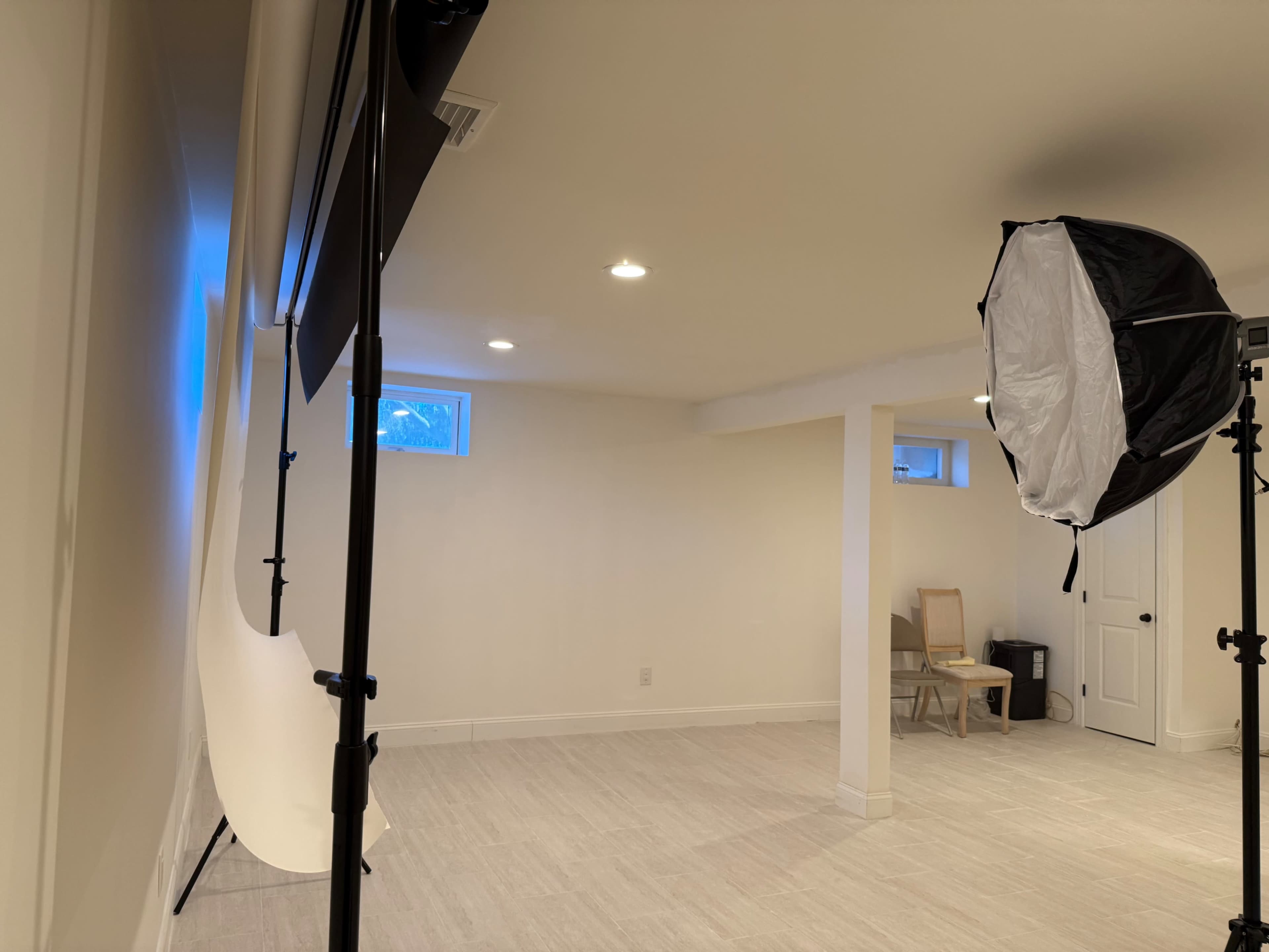 A flexible Studio with customizable lighting setups and a set of backdrops to create polished, timeless portraits. Ideal for couple portraits, lifestyle shoots, and experimental concepts. Image in Landing, Landing, NJ