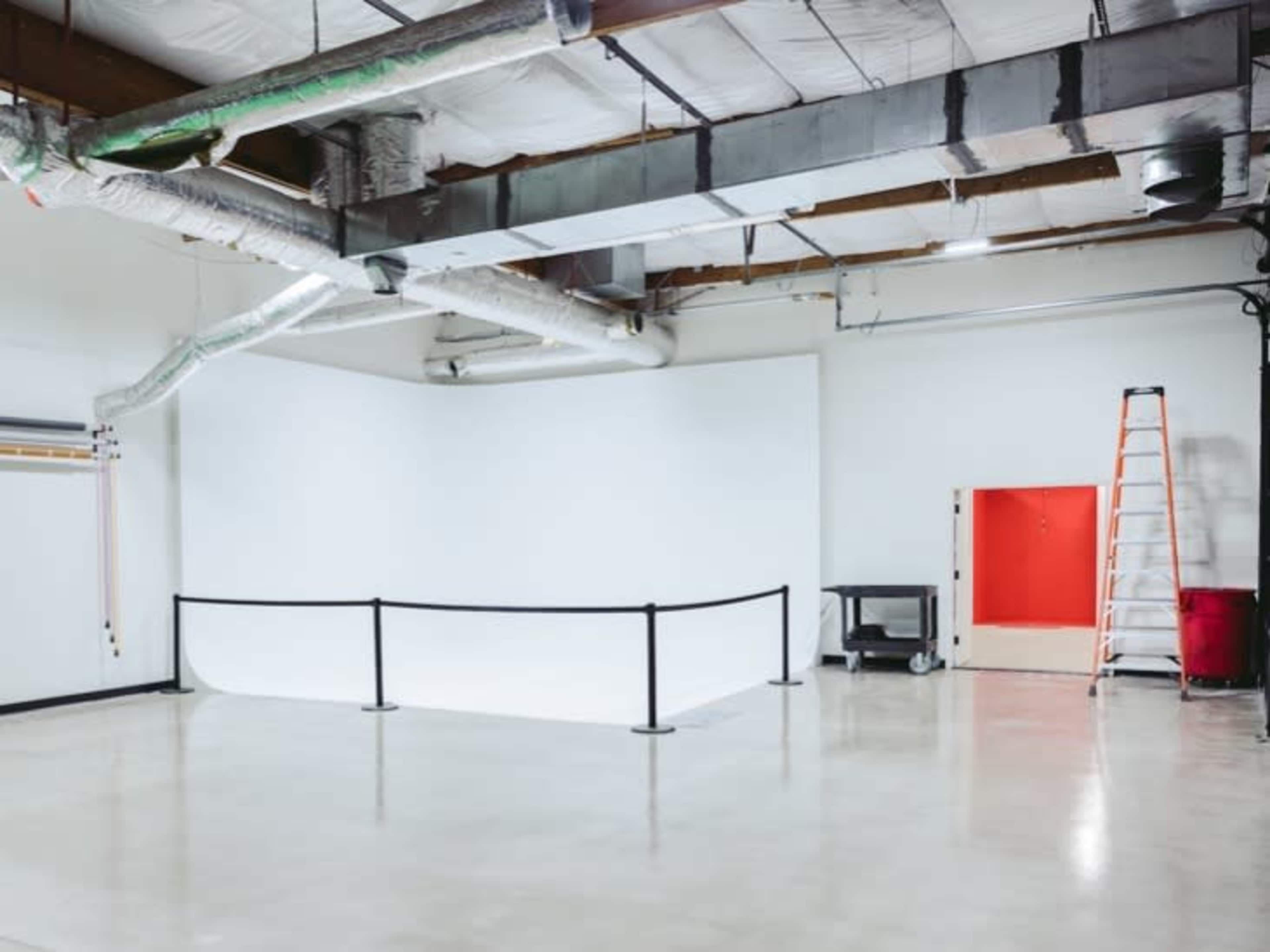 Warehouse with 20+ Film & Photo Sets / 1 Take Studios, tempe