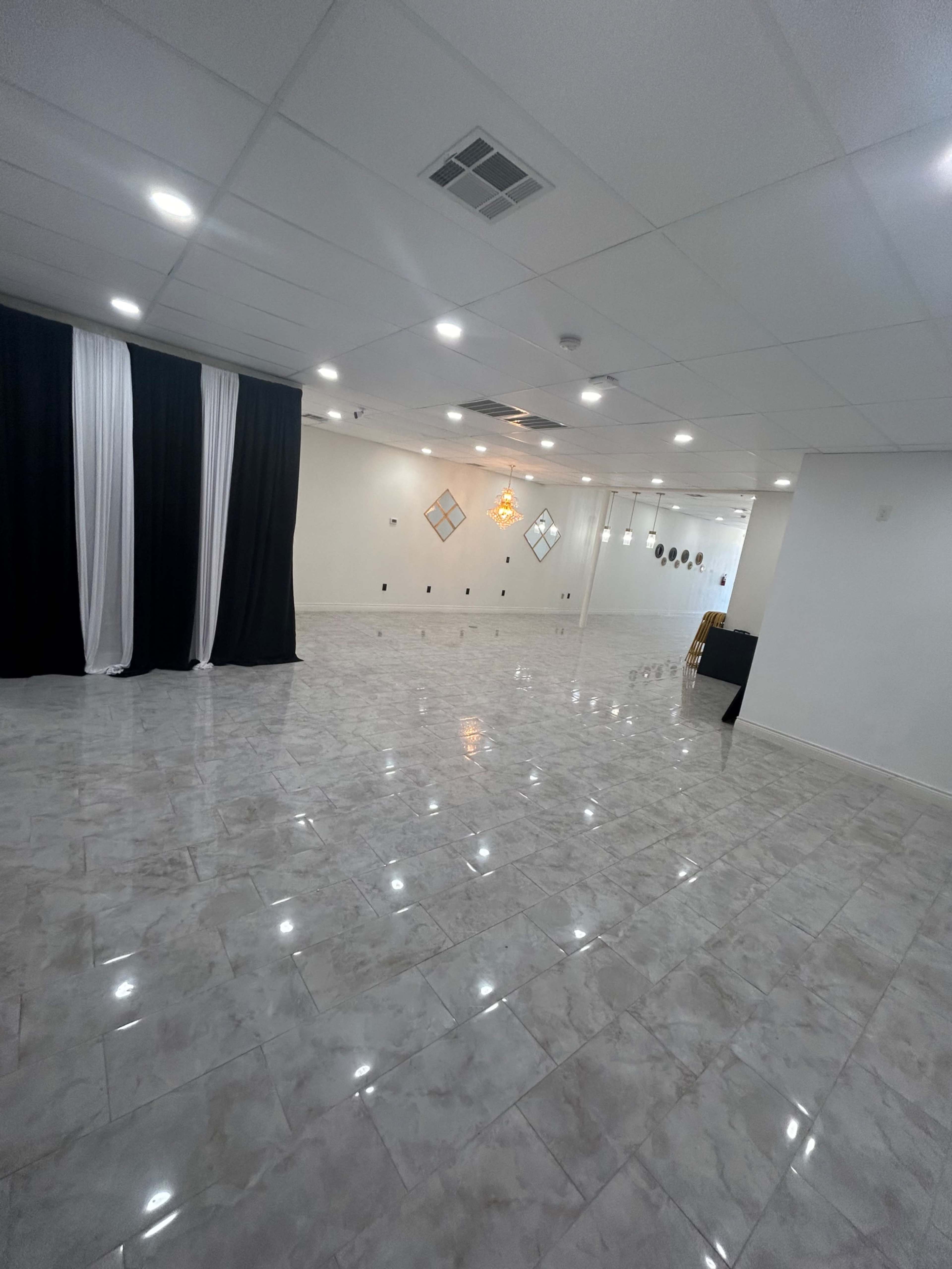 Elegant Event Venue with Tables & Chairs included Image in Houston, Houston, TX