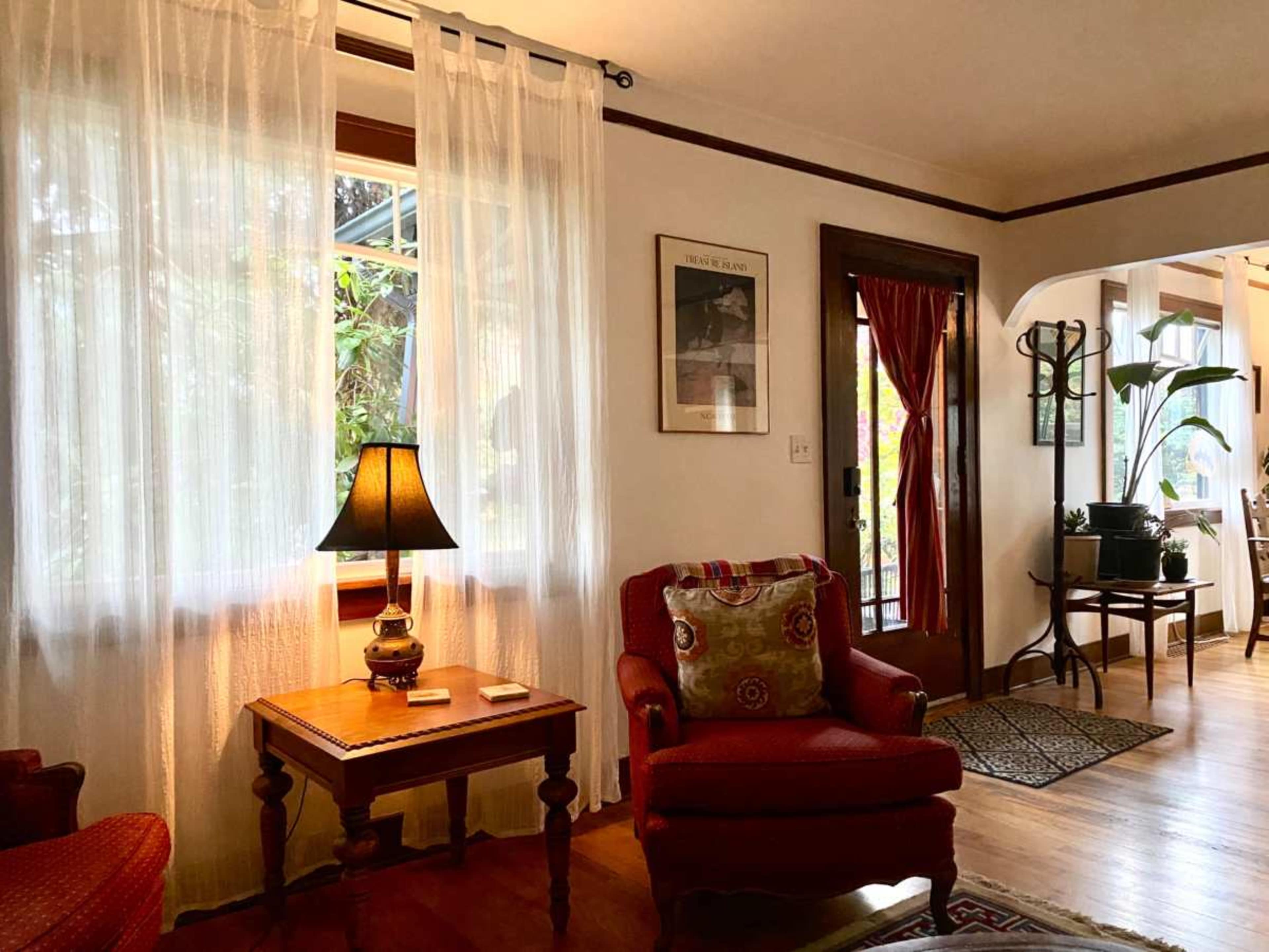 Sprawling 1928 St. Johns Craftsman Bungalow Image in St. Johns, Portland, OR