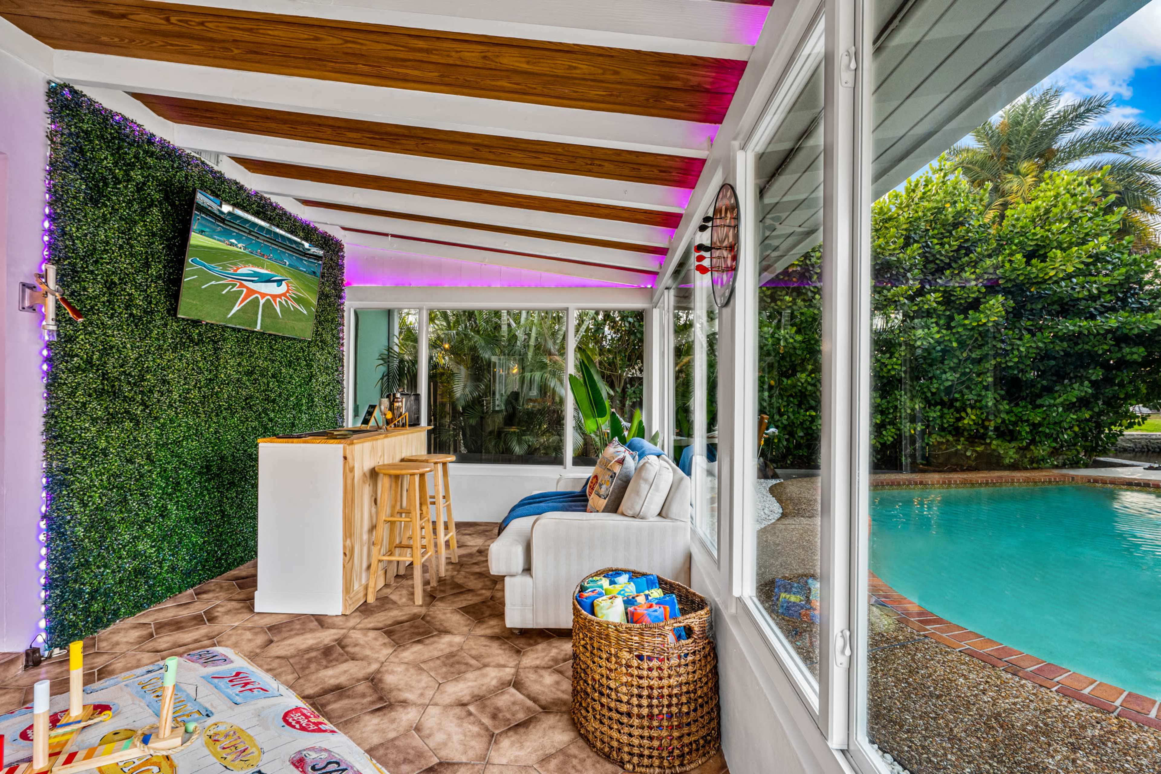 Vibrant Outdoor Retreat with Pool | Ideal for Shoots & Gatherings Image in Wilton Manors, Wilton Manors, FL
