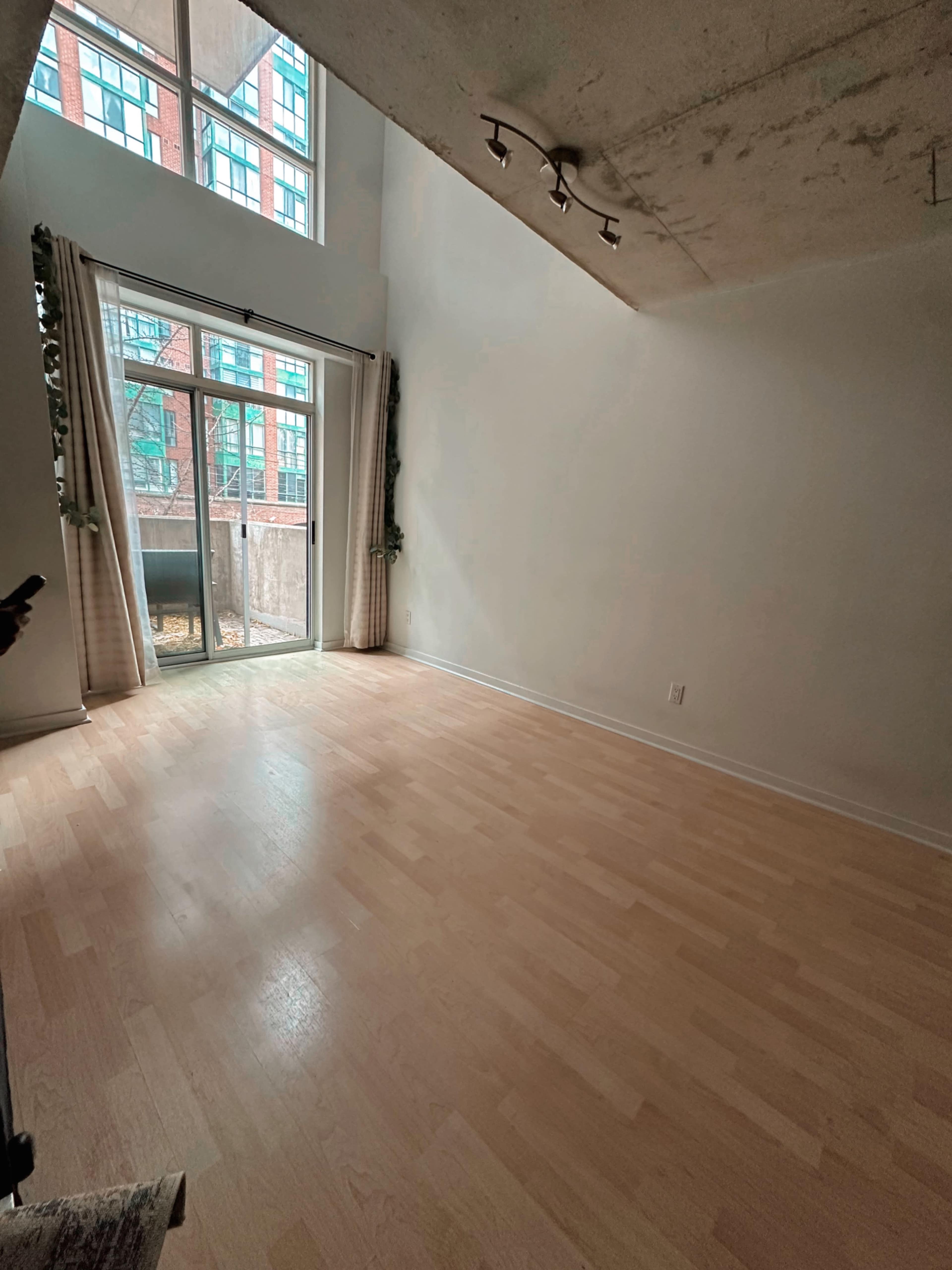 Modern Two-Storey Downtown Loft with Parking Image in Niagara, Toronto, ON