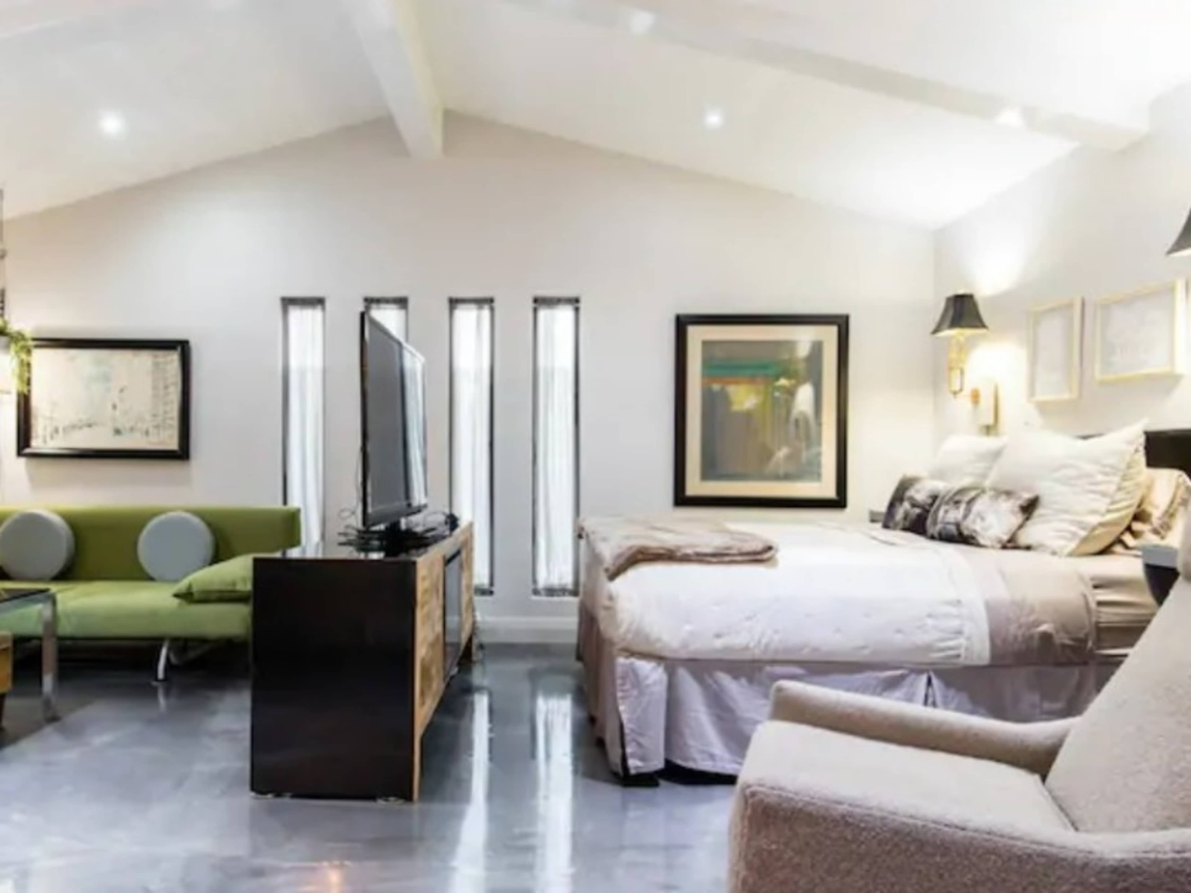 Elegant Suite in Bishop Arts Resort Mid Century