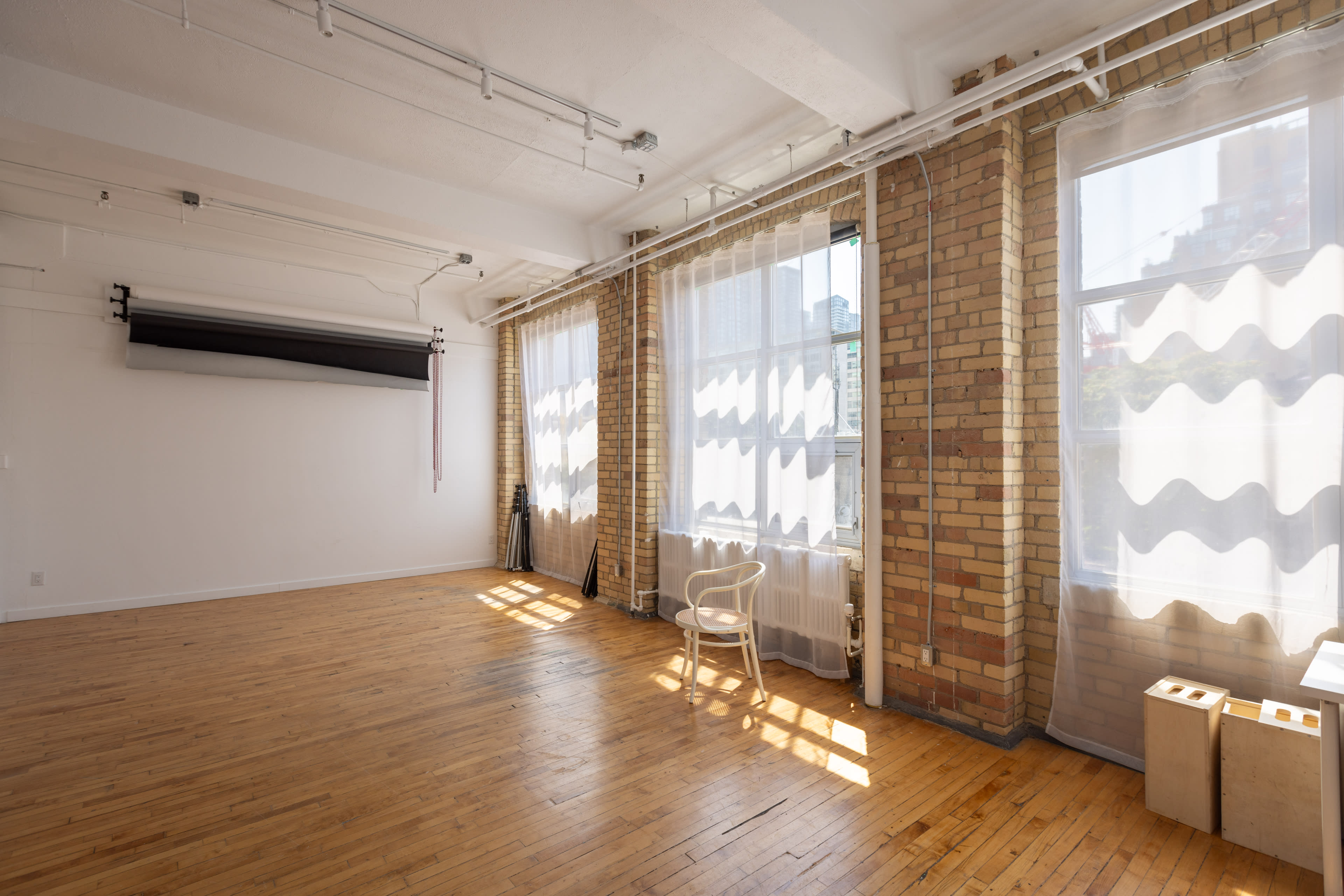 Downtown 750 sq. ft. Studio with Kitchen. South facing windows Image in Kensington-Chinatown, Toronto, ON