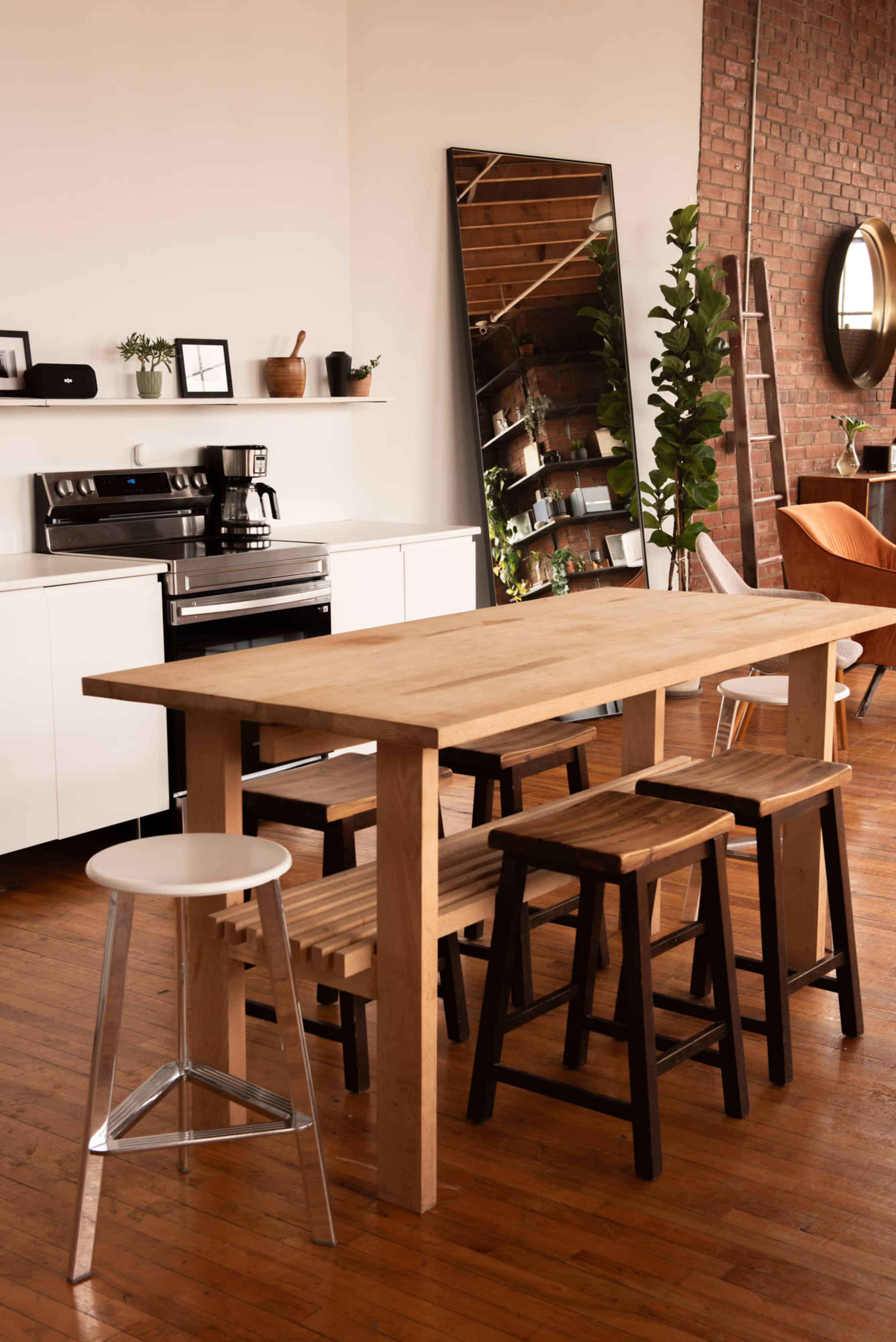 Creative Loft Space for Team Offsites, Strategy Days, & Client Meetings Image in Niagara, Toronto, ON