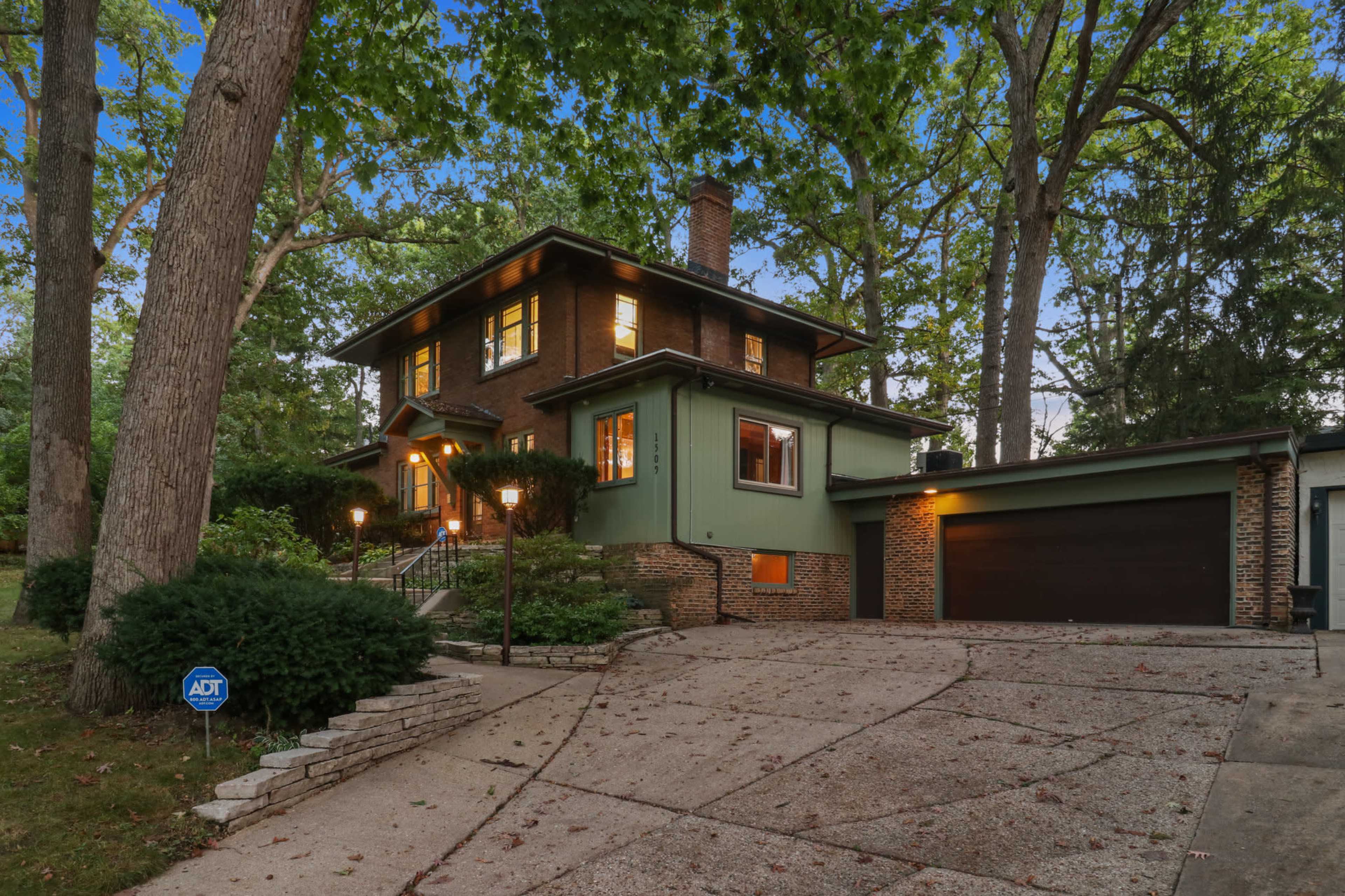 1920s Craftsman Cottage in Quiet Neighborhood Image in Rockford Township, Rockford, IL