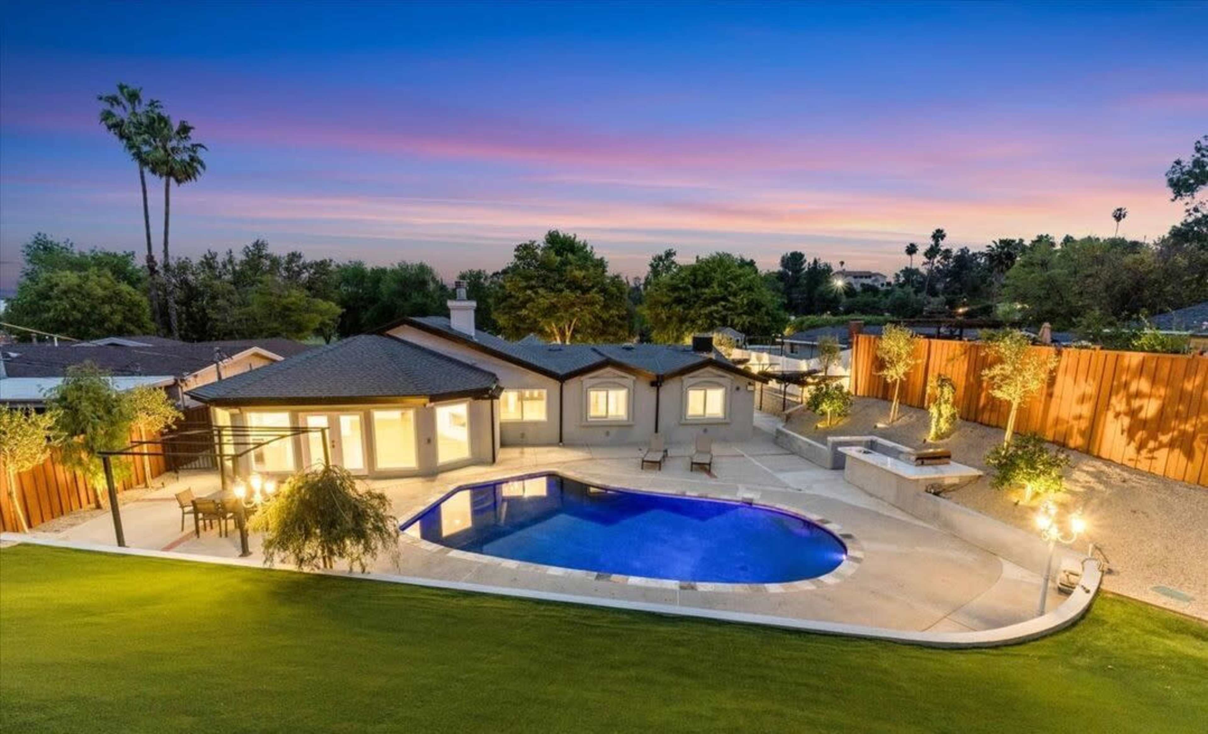 Contemporary Home w/ Pool & Expansive Backyard Image in Woodland Hills, Los Angeles, CA