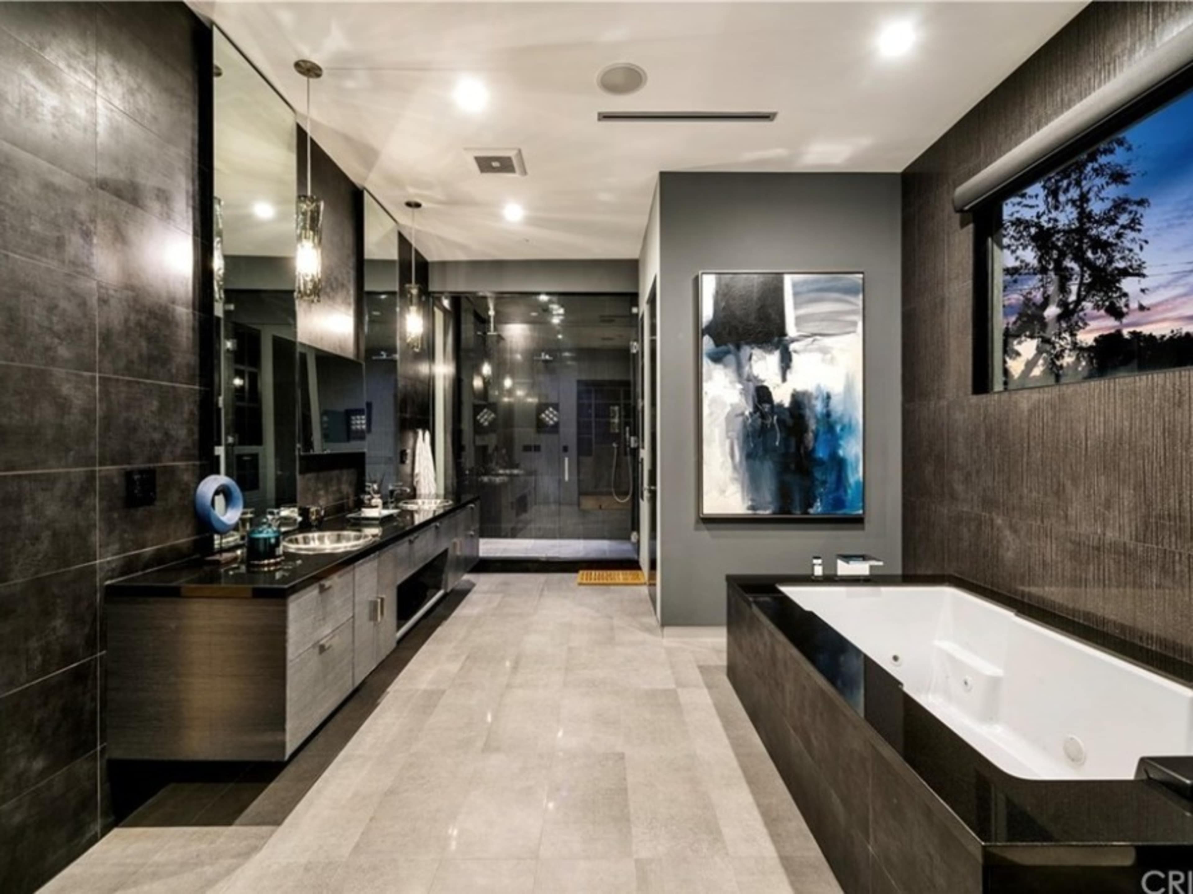 Master Bathroom (Upstairs)