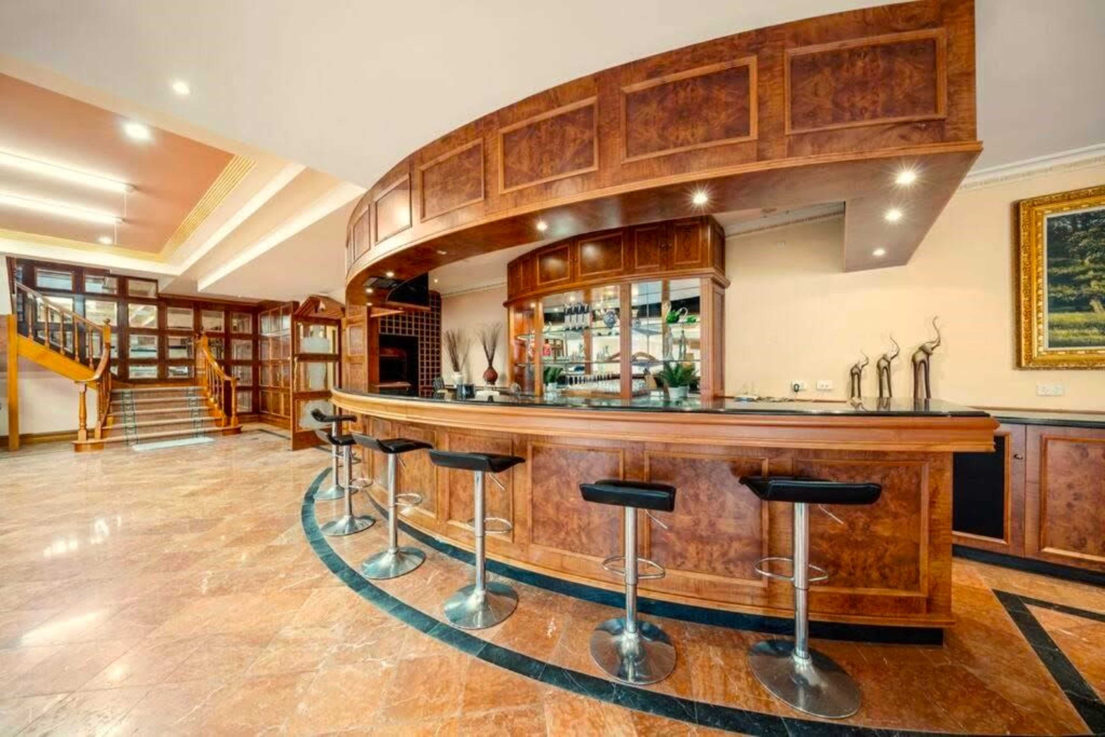 Hollywood Film Director's Mansion - Marble Ballroom with Bar, Pool, Tennis Court, Cinema & more Image in Warrandyte, Warrandyte, VIC