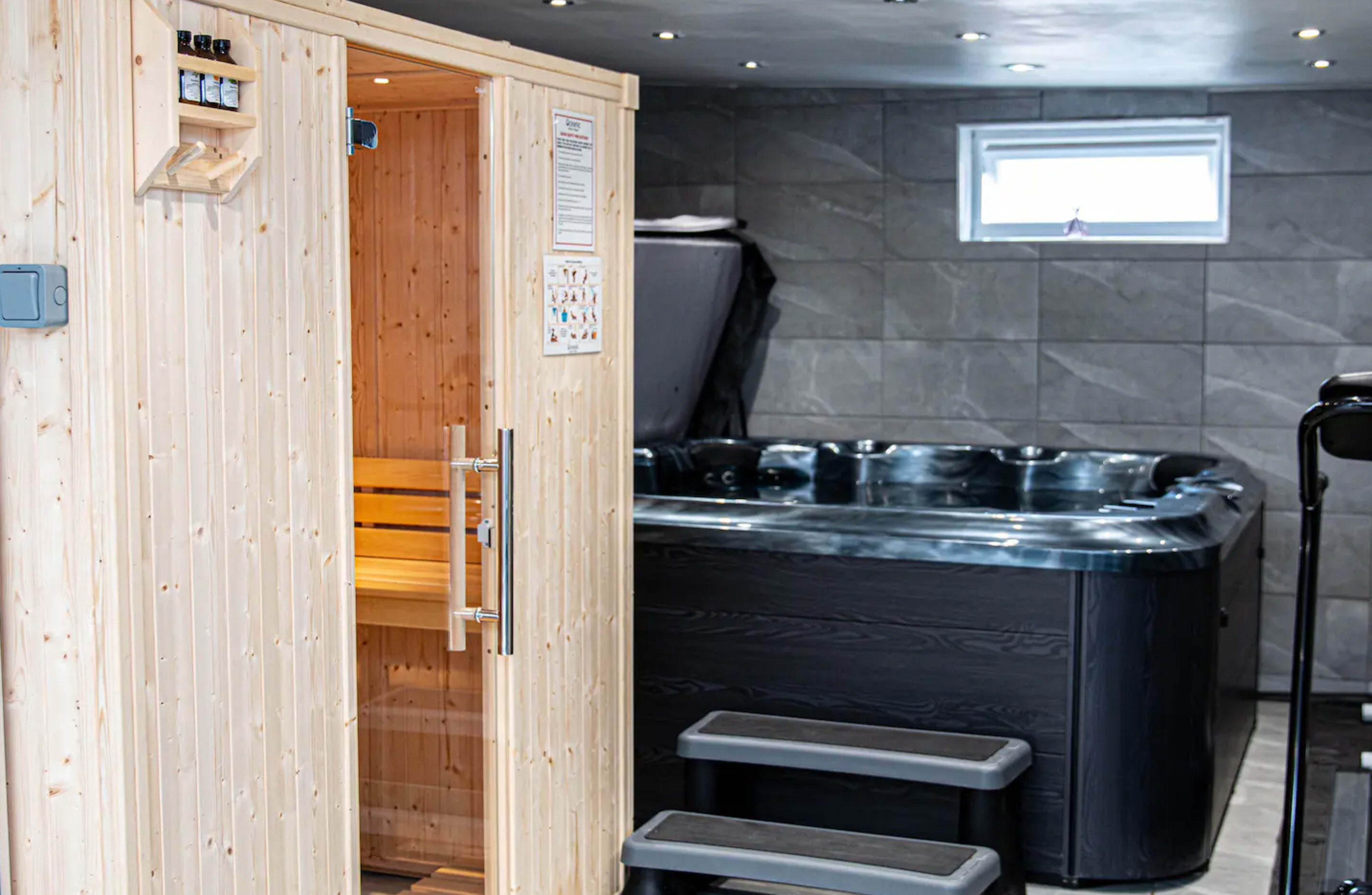 Cosy Apt with Private Spa, Hot Tub, Sauna & Gym Image in Rainham, London, 