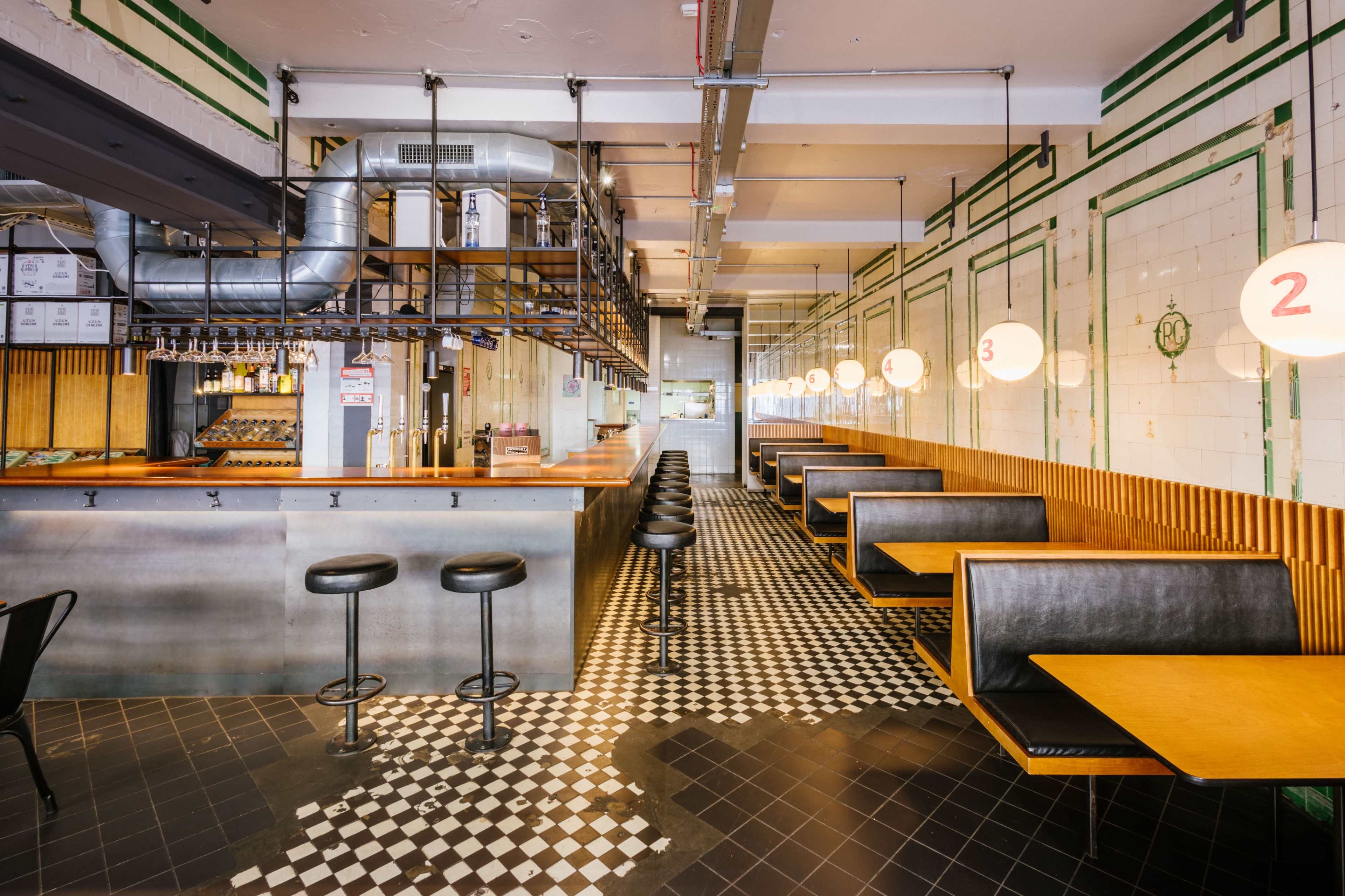 Restaurant/Bar with a Huge Kitchen Image in London, London, ENG