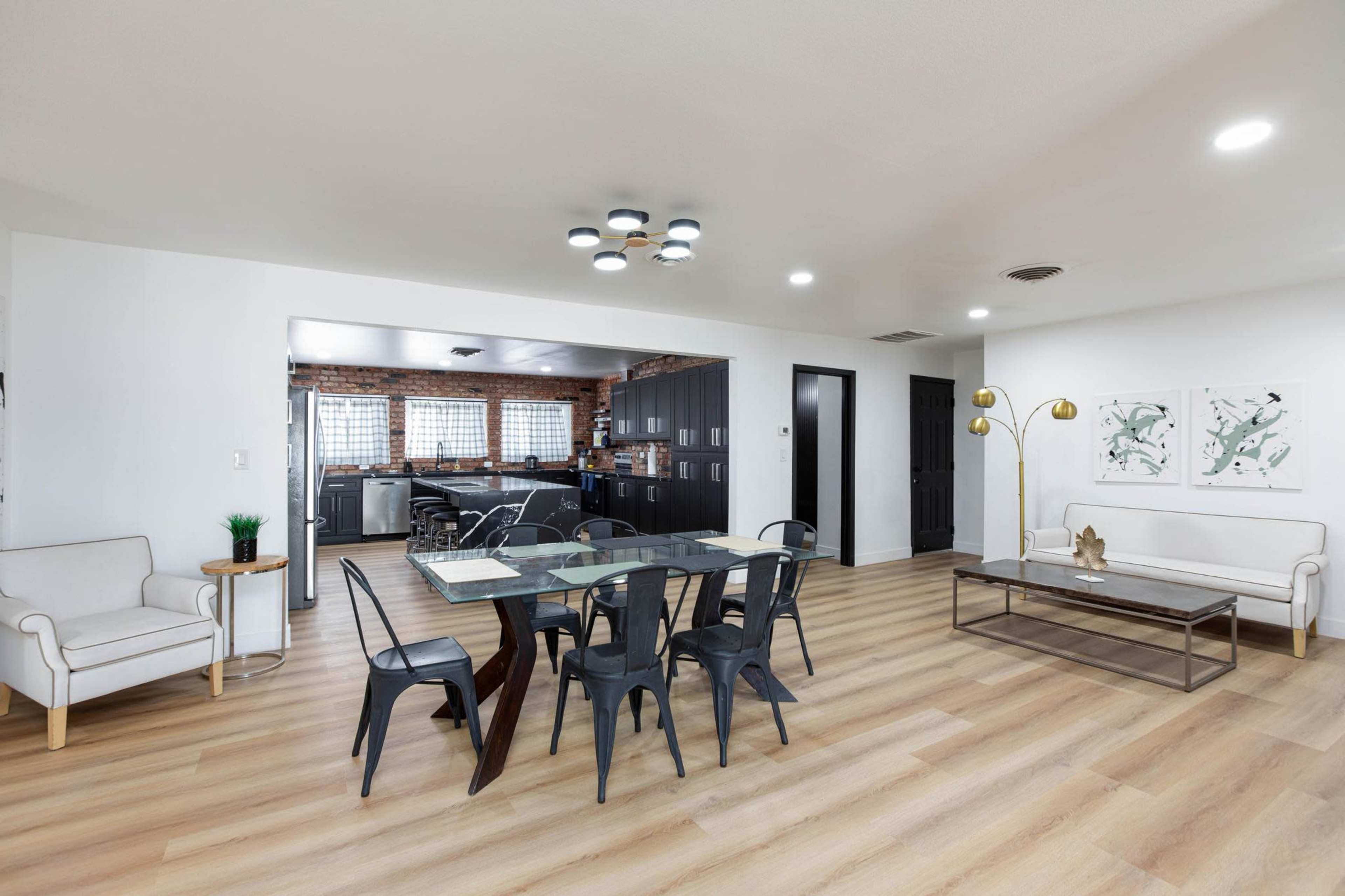Modern Mid Century House with Swimming pool Image in Paradise, las vegas, NV