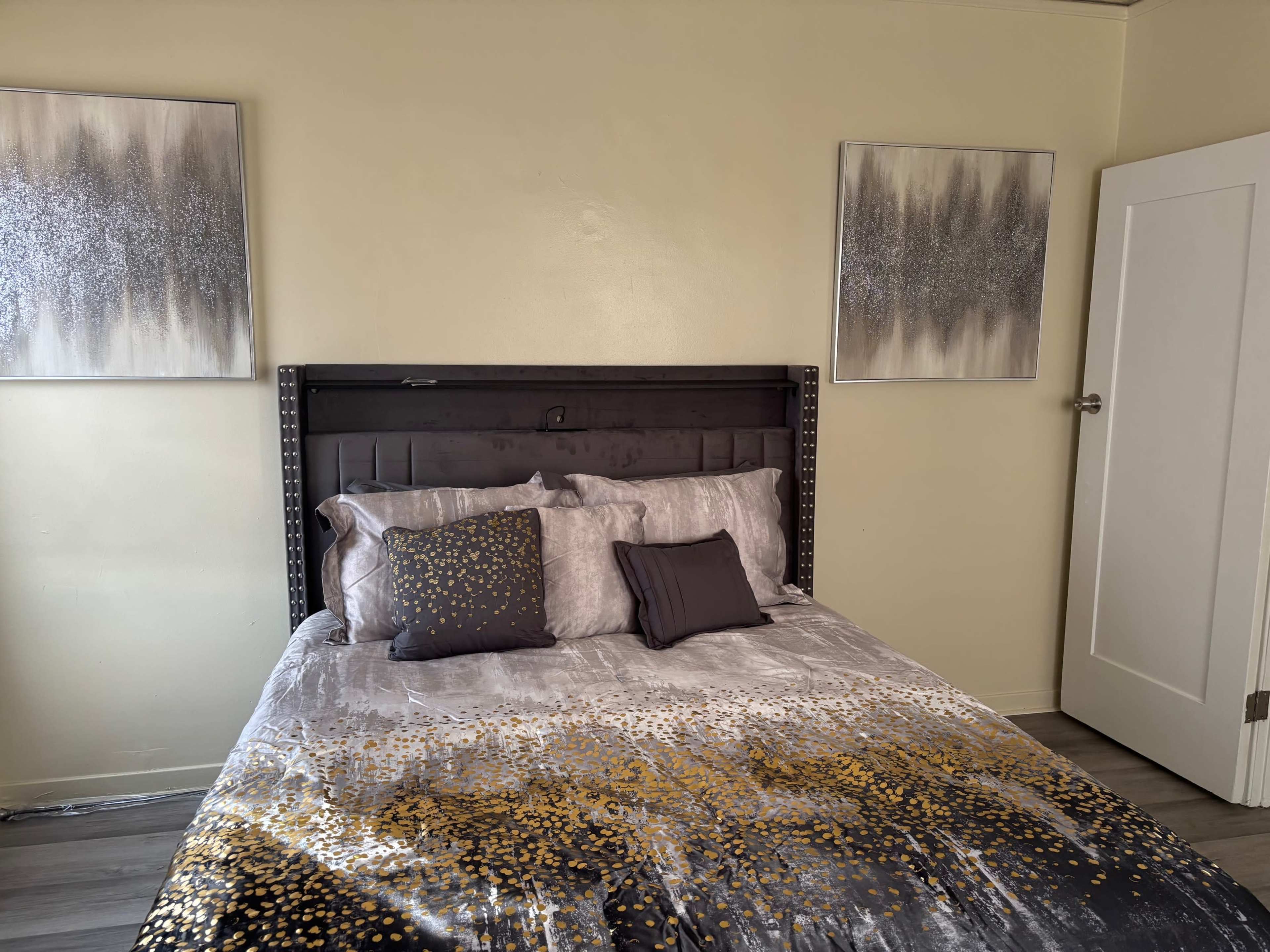Upstairs- Cozy and Well-Lit Area with Stylish Décor Image in South Los Angeles, Los Angeles, CA