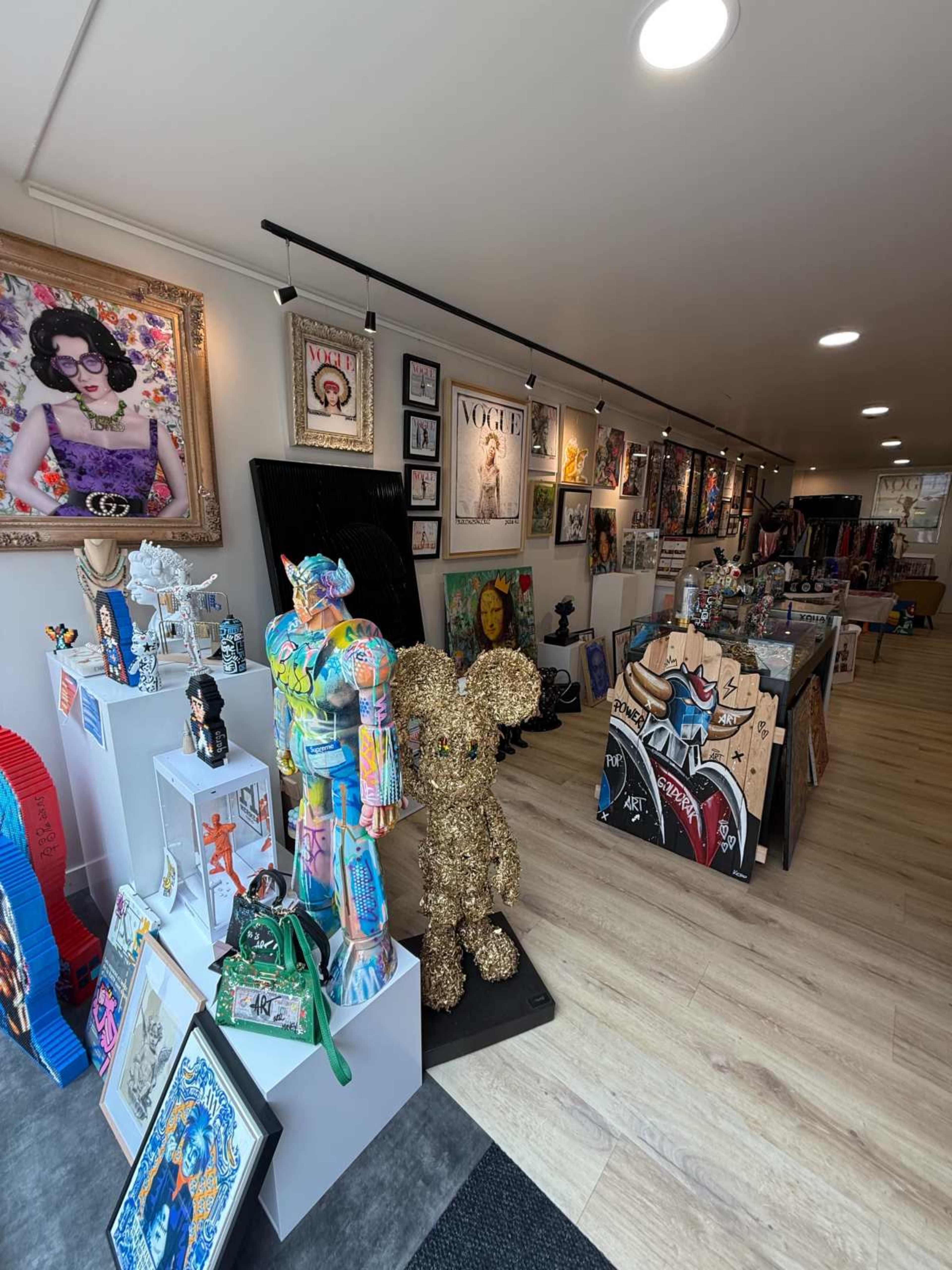 Galerie design en centre ville, ambiance pop culture et urbaine Image in , Fontainebleau, 