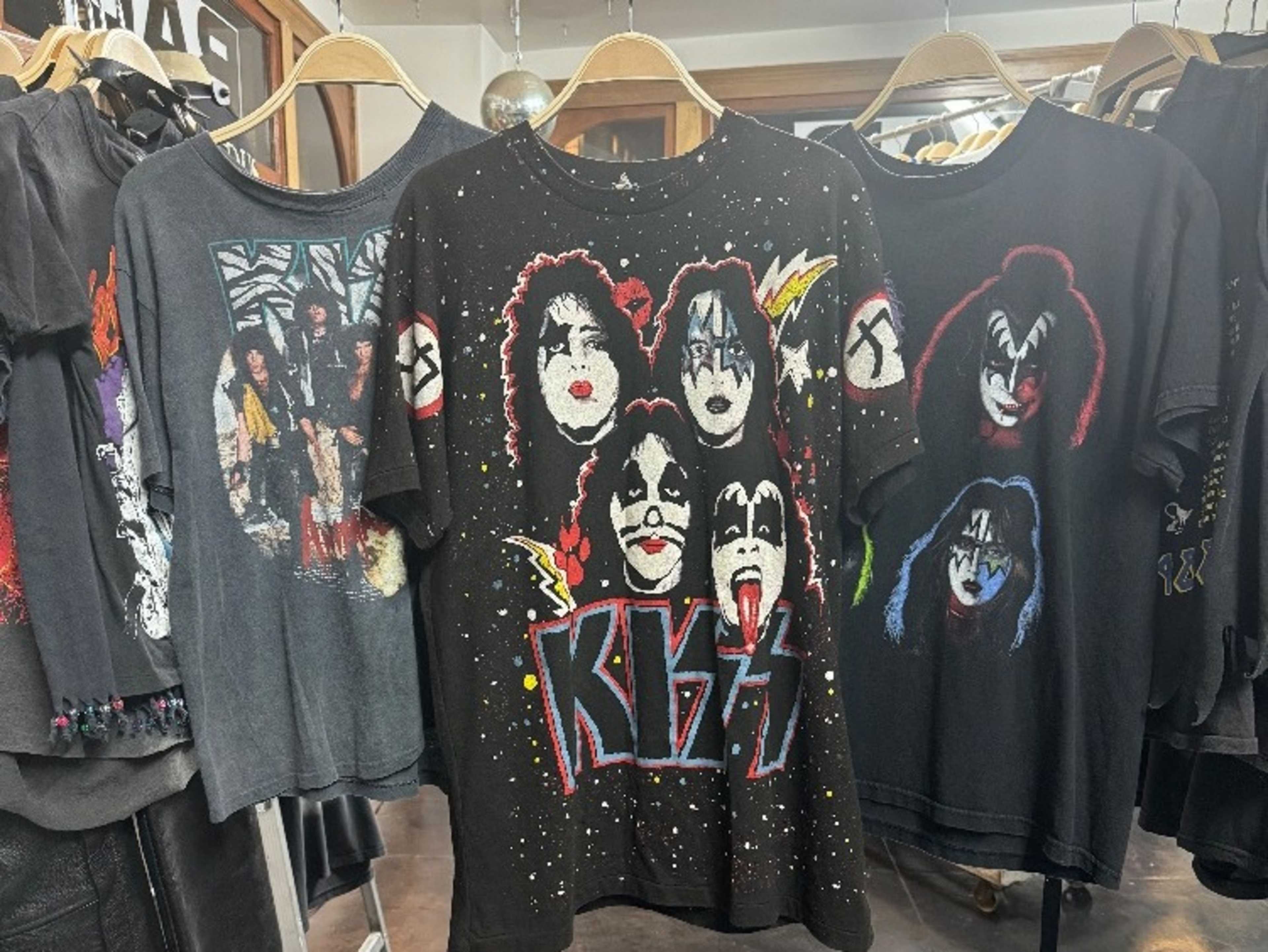 VINTAGE COLLECTIBLES TO RENT