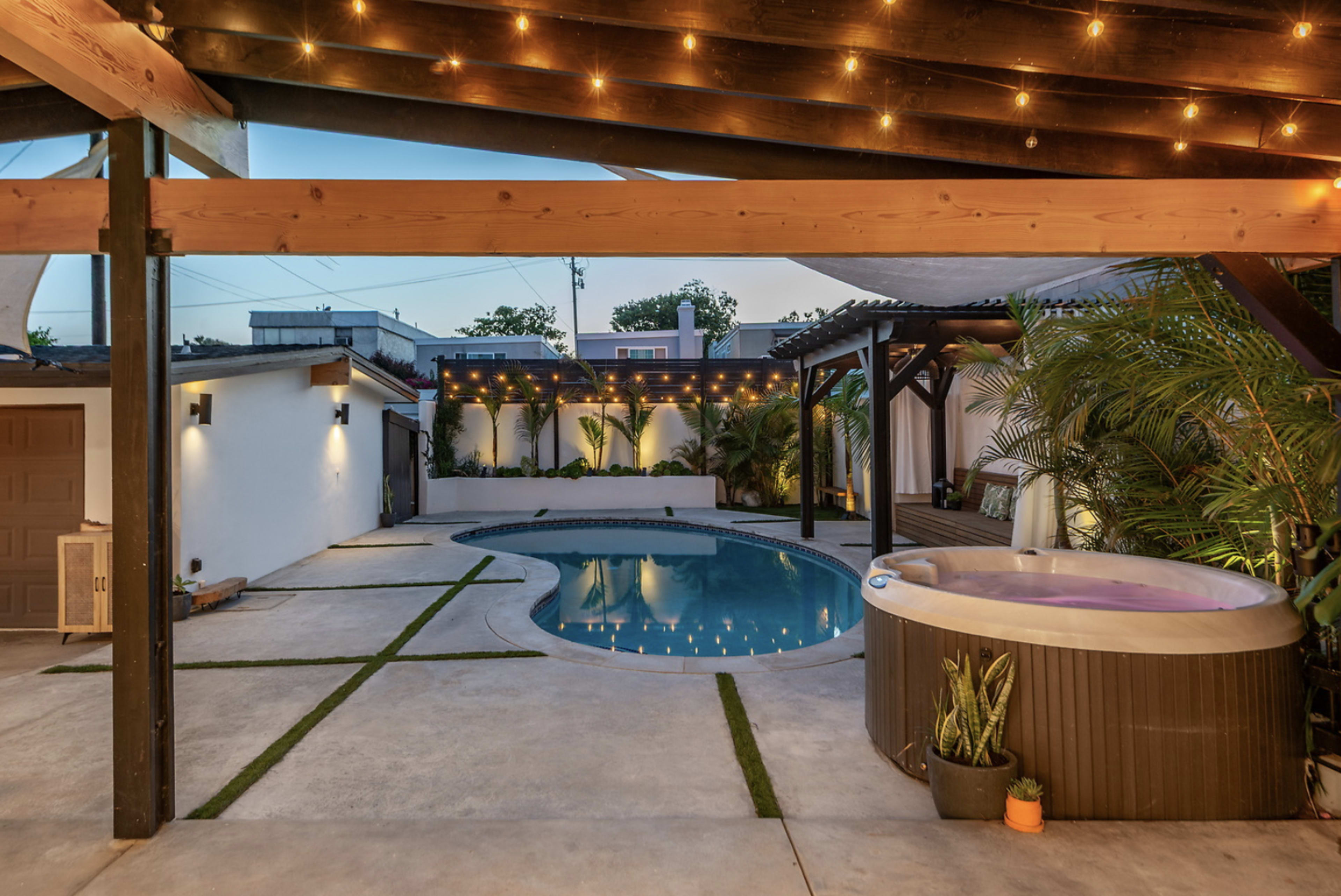 Mid-Century Modern Beach Villa House Image in Alamitos Heights, long beach, CA