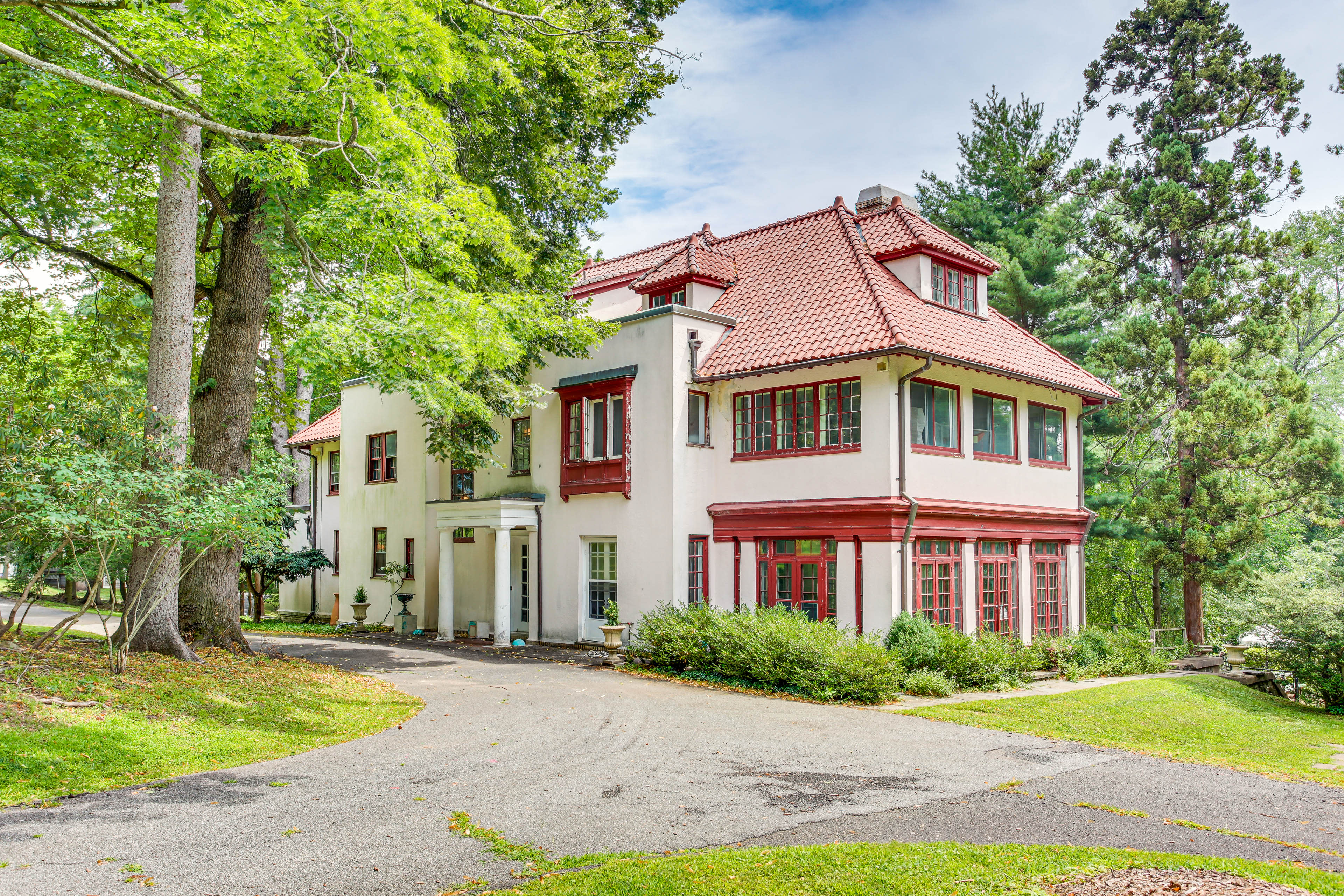 Hudson River Italianate House, village one hour from NYC, spacious grounds, pool Image in Clarkstown, Upper Nyack, NY