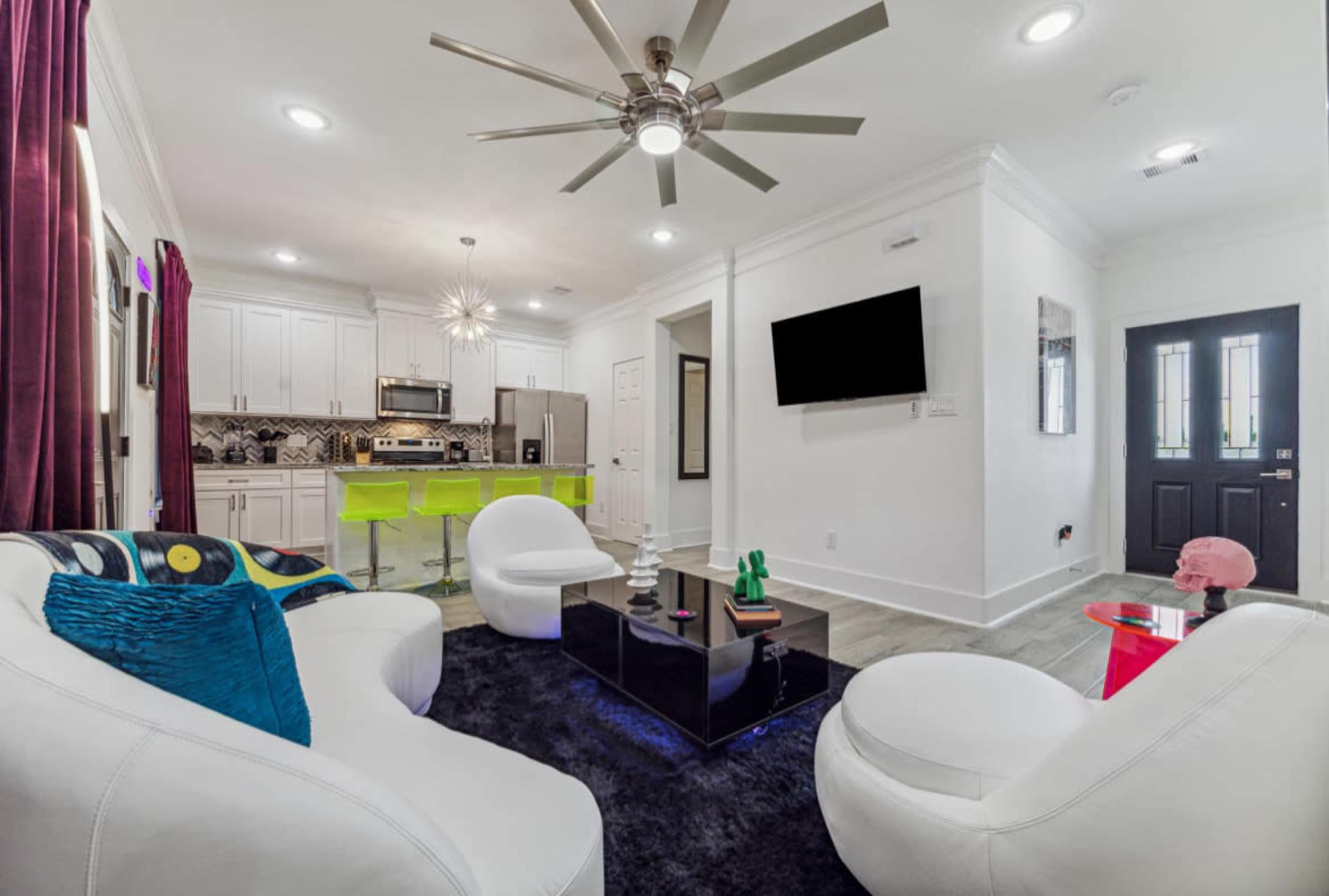 Urban modern townhome with views of the industrial train yard and downtown skyline Image in Greater Fifth Ward, Houston, TX