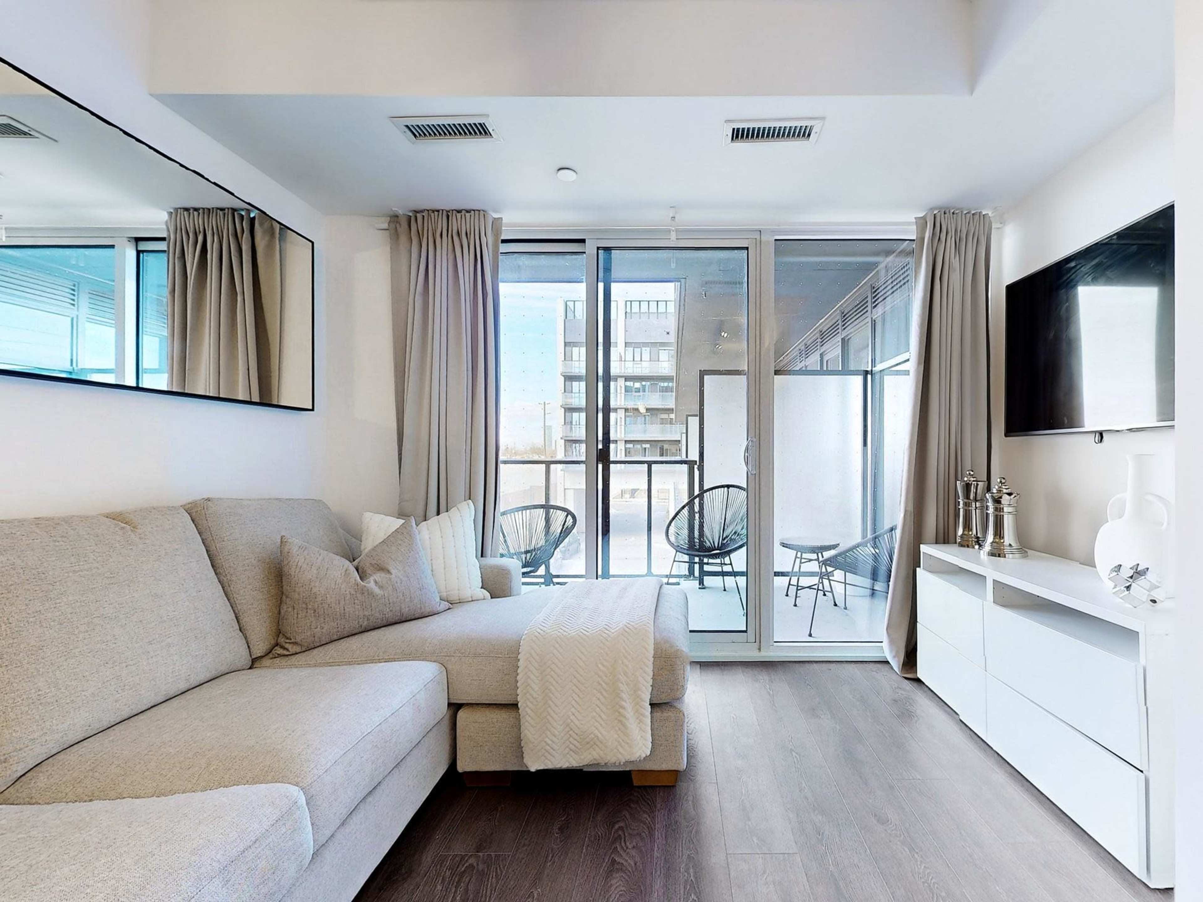 Urban Luxe Retreat: 2-Bedroom + Den Condo with High-End Amenities Image in Islington - City Centre West, Etobicoke, ON