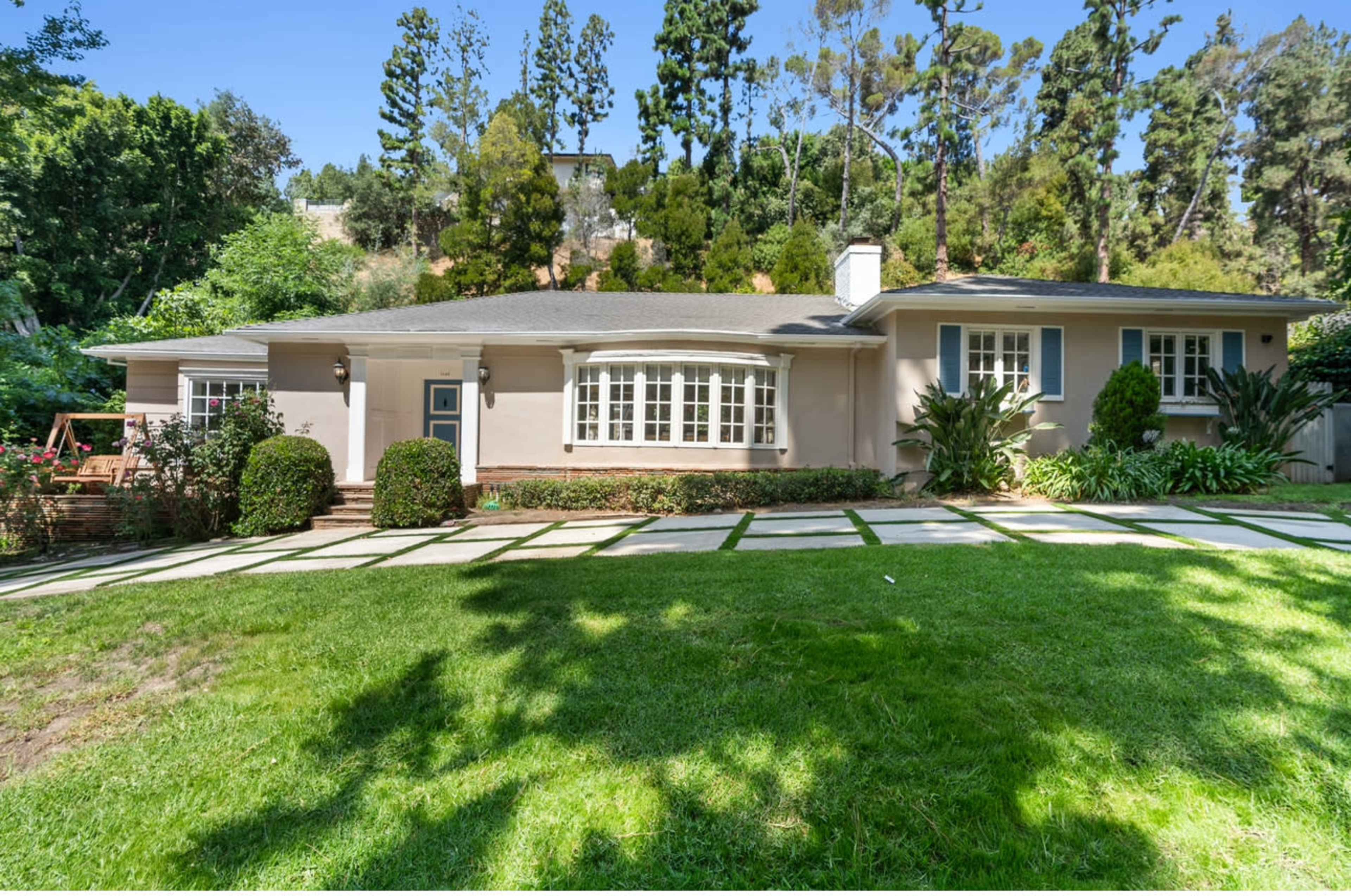 Cute old style 1940s house for photoshoot and video shoot Image in Beverly Hills, Beverly Hills, CA