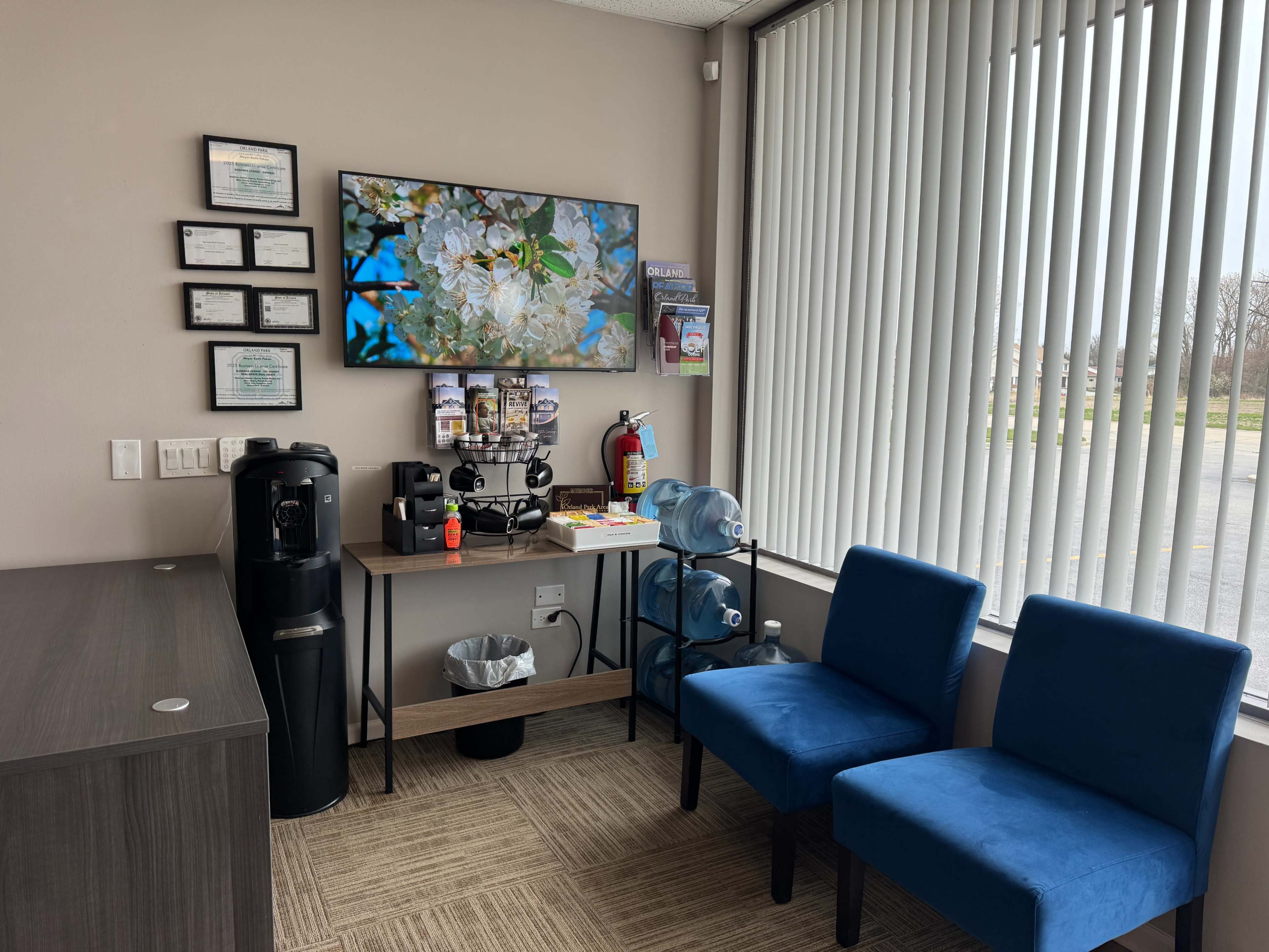 Clean and Contemporary Desk Space in a Business-Friendly Setting Image in Orland Township, Orland Park, IL
