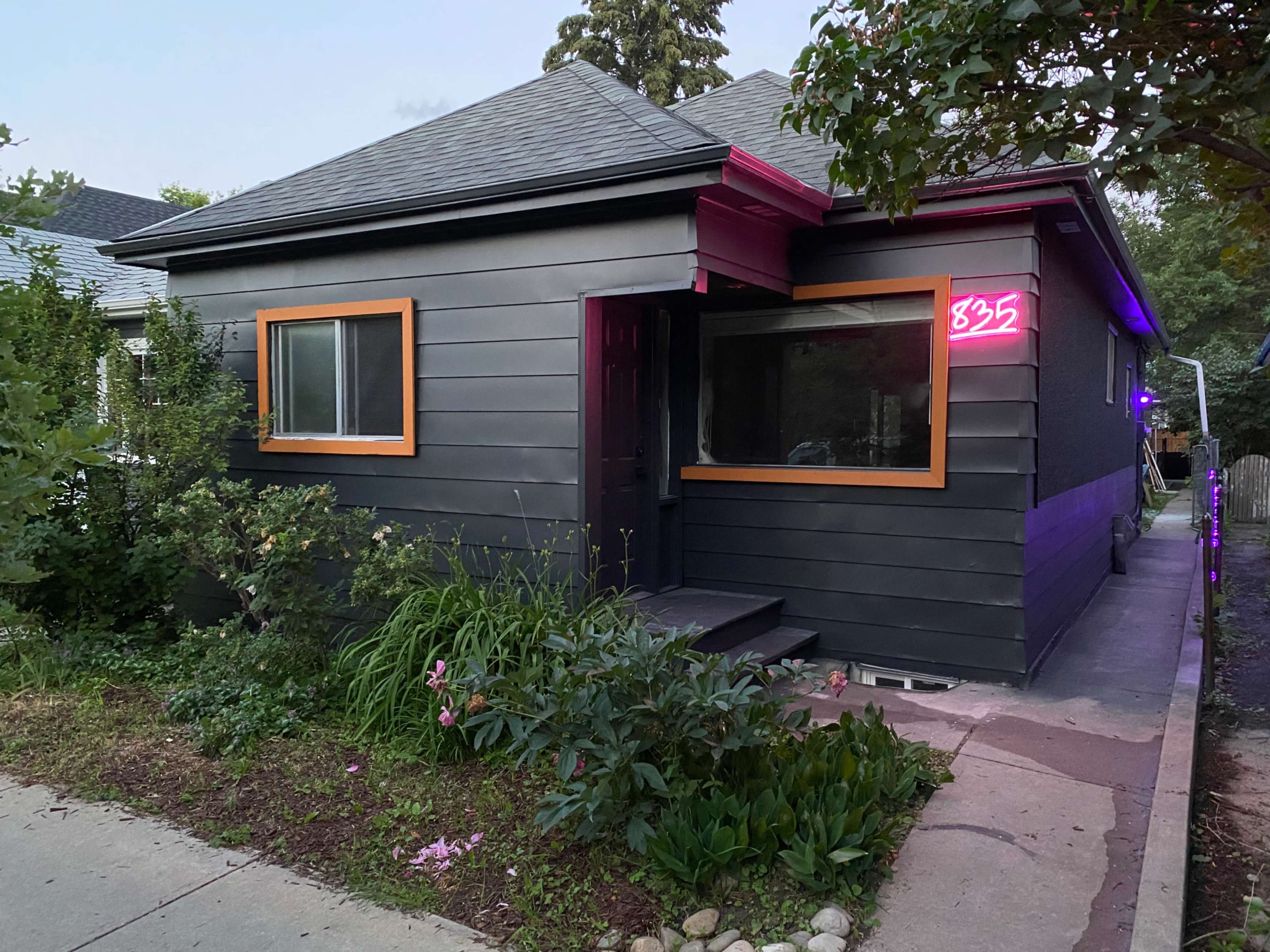 Trendy Kensington 3 min Walk| Backyard| AC| Garage Image in Northwest Calgary, Calgary, AB