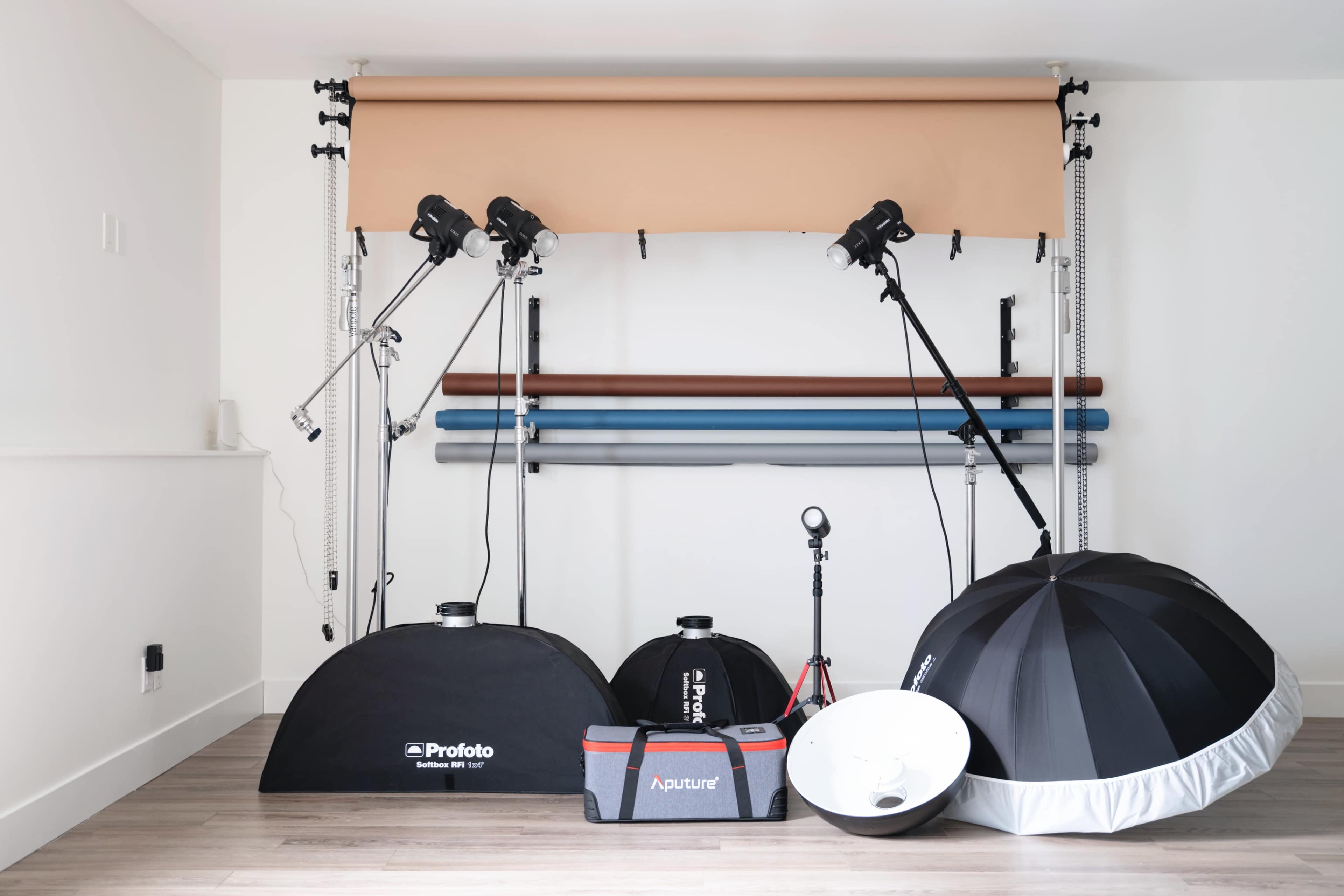 Comfortable Portrait Studio with Profoto Gear, Backdrops & Full Amenities – Pet Friendly! Image in Gatewood, Seattle, WA