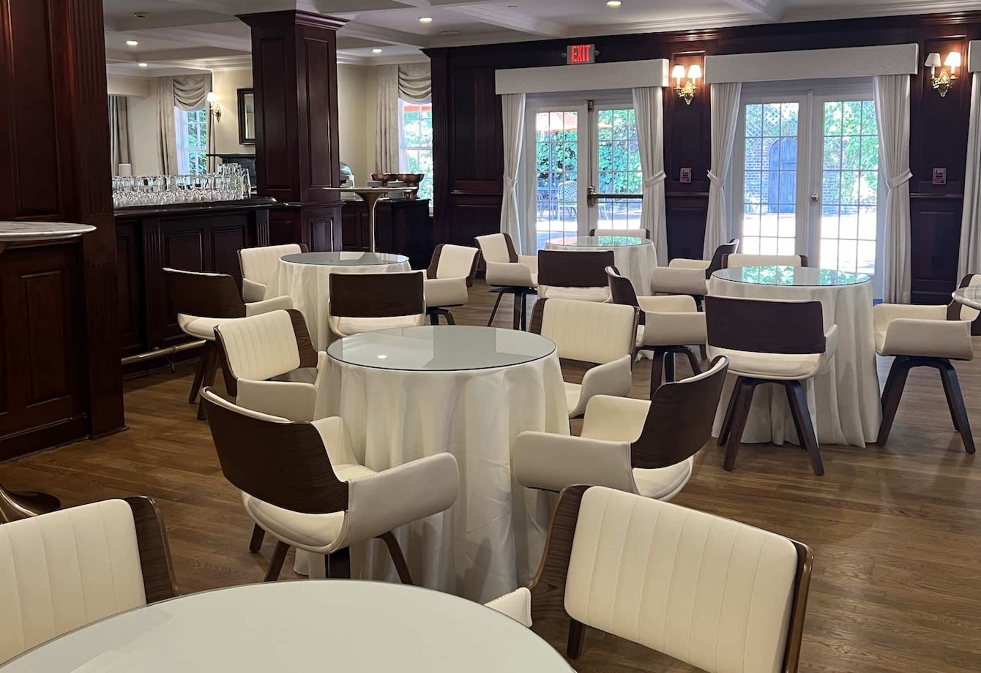 Mansion + Holding Space Image in North Hempstead, Roslyn Heights, NY