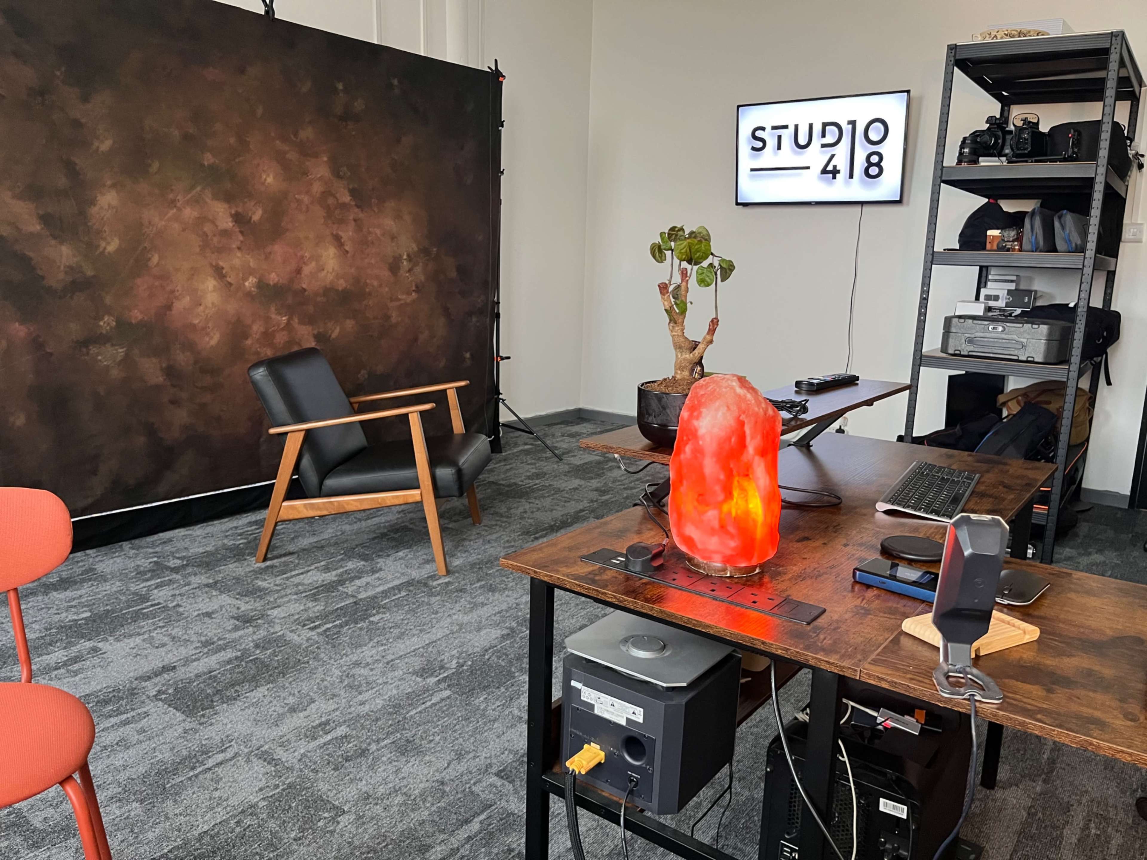 A bright, naturally lit studio overlooking Manchester’s skyline -  perfect for creatives. Image in Reddish, Manchester, ENG