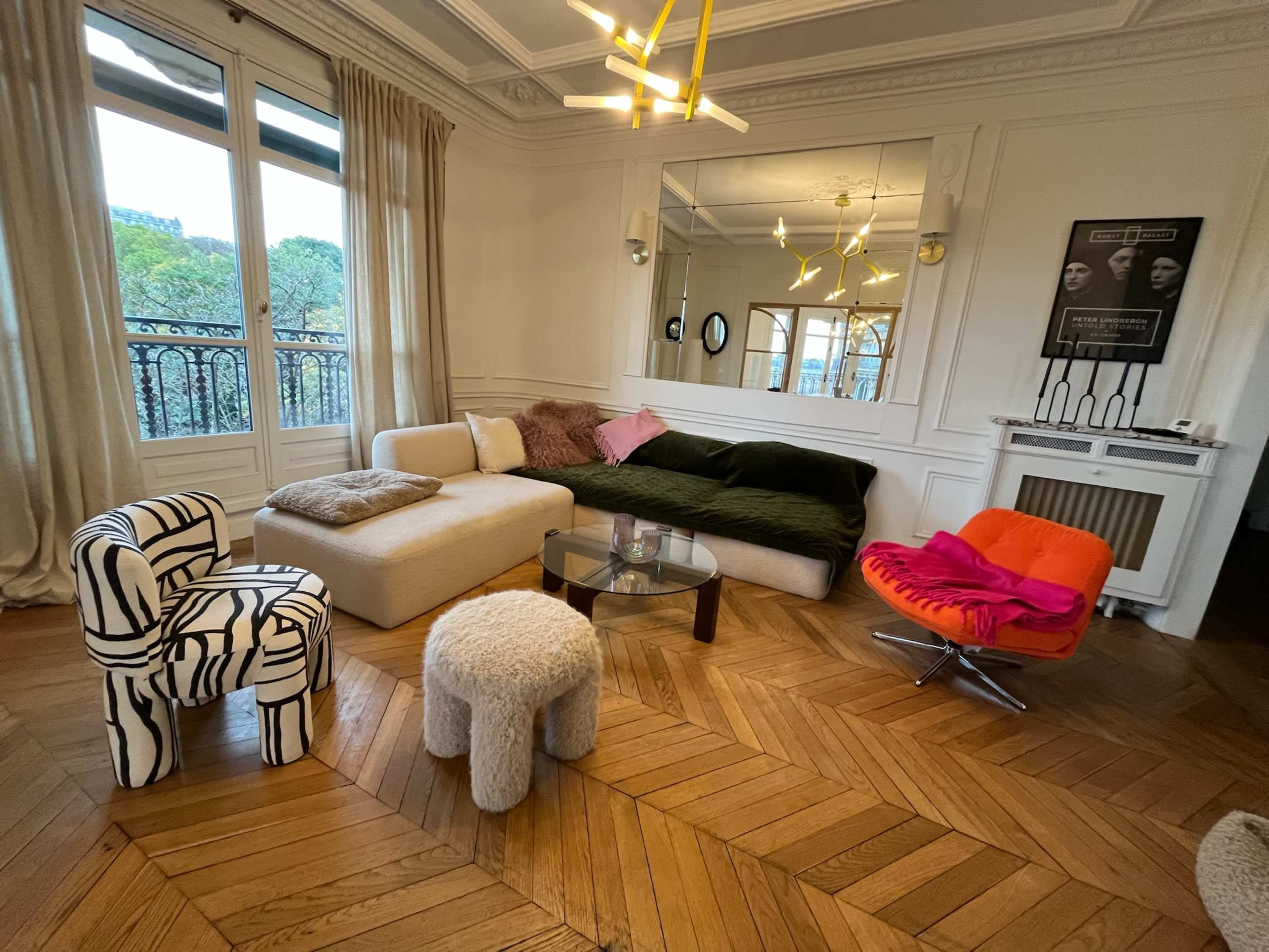Appartement haussmannien rénové, lumière naturelle & calme absolu — moulures, cachet historique, vue Buttes-Chaumont. Image in Jaurès, Paris