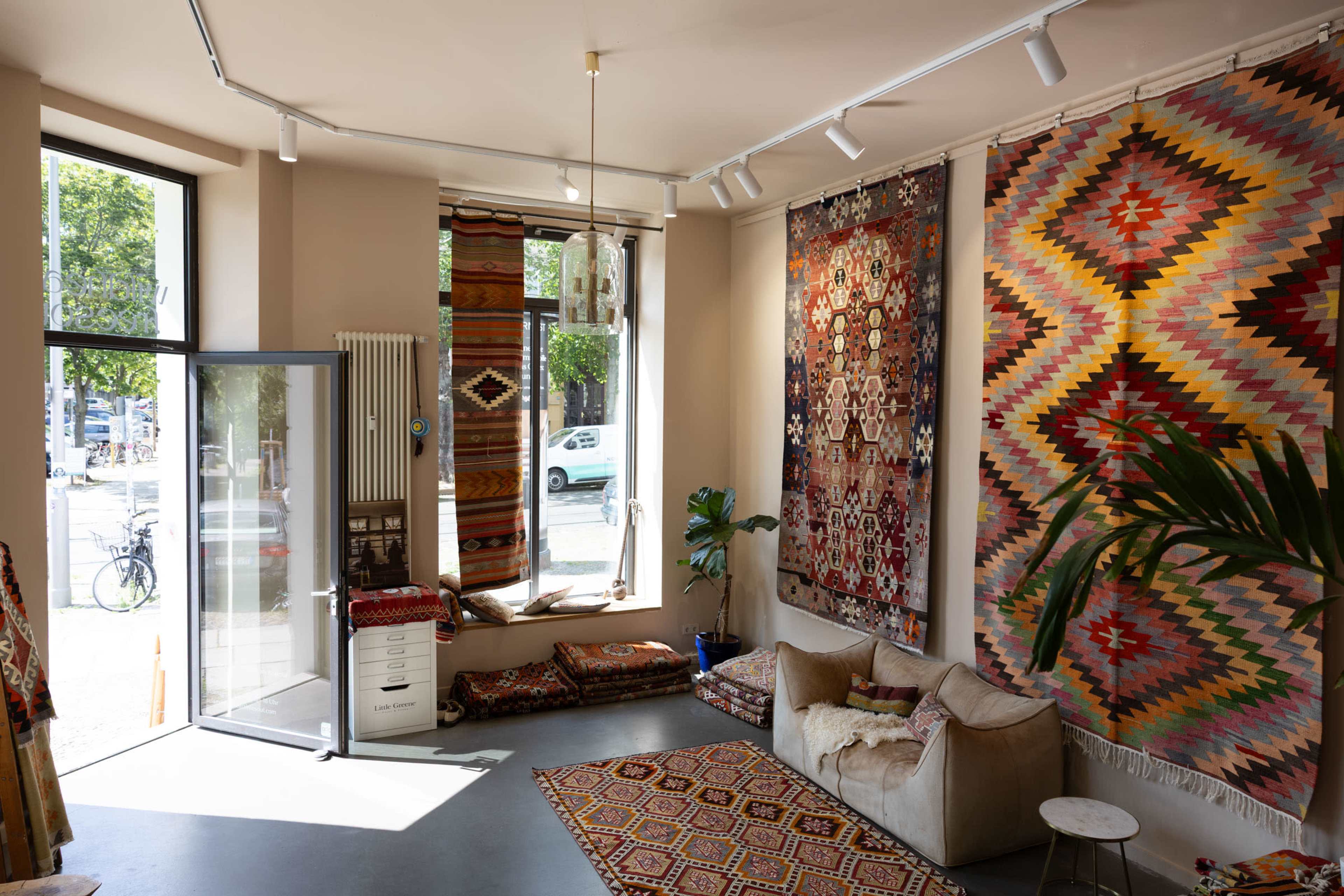 Showroom with Cozy Interior in High Foot Traffic Area Image in Mitte, Berlin, 